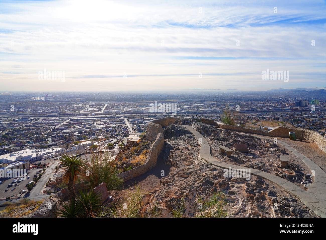 EL PASO, TX -15 DEC 2021- Vista dei lucernari di El Paso, Texas e Ciudad Juarez, Messico, e del confine tra Stati Uniti e Messico visto dal punto di riferimento Foto Stock