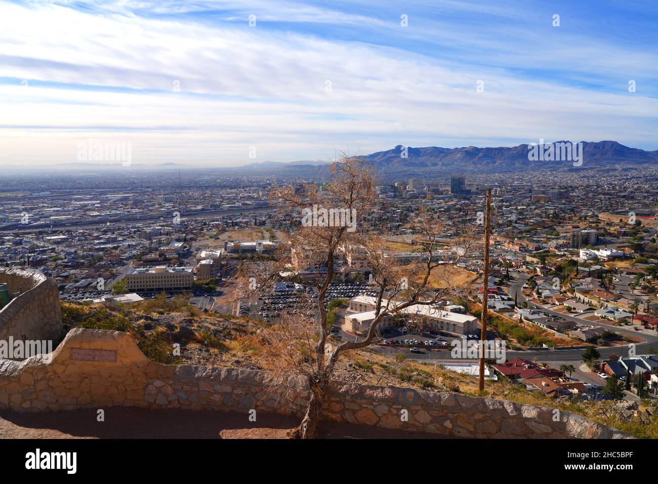 EL PASO, TX -15 DEC 2021- Vista dei lucernari di El Paso, Texas e Ciudad Juarez, Messico, e del confine tra Stati Uniti e Messico visto dal punto di riferimento Foto Stock