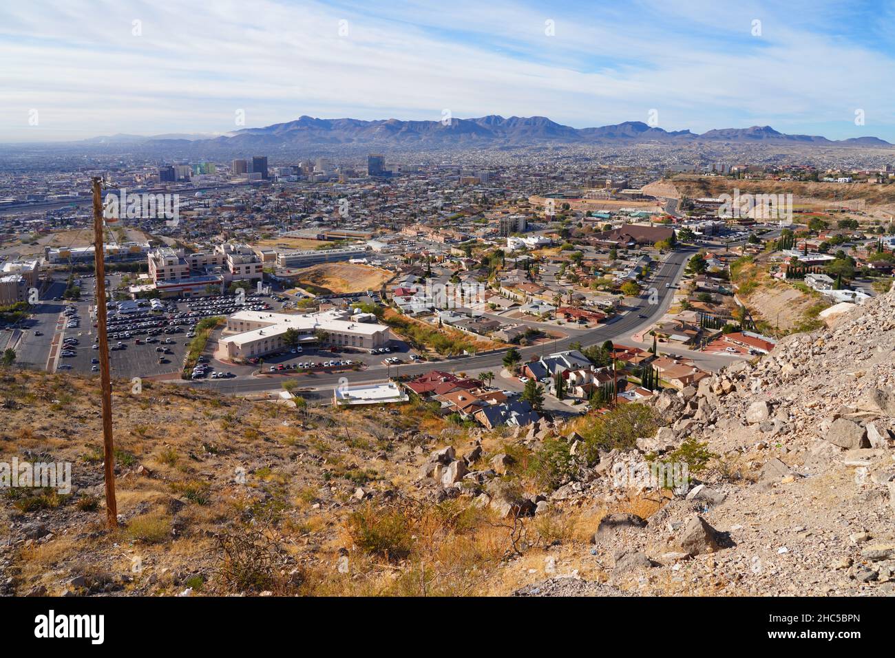 EL PASO, TX -15 DEC 2021- Vista dei lucernari di El Paso, Texas e Ciudad Juarez, Messico, e del confine tra Stati Uniti e Messico visto dal punto di riferimento Foto Stock