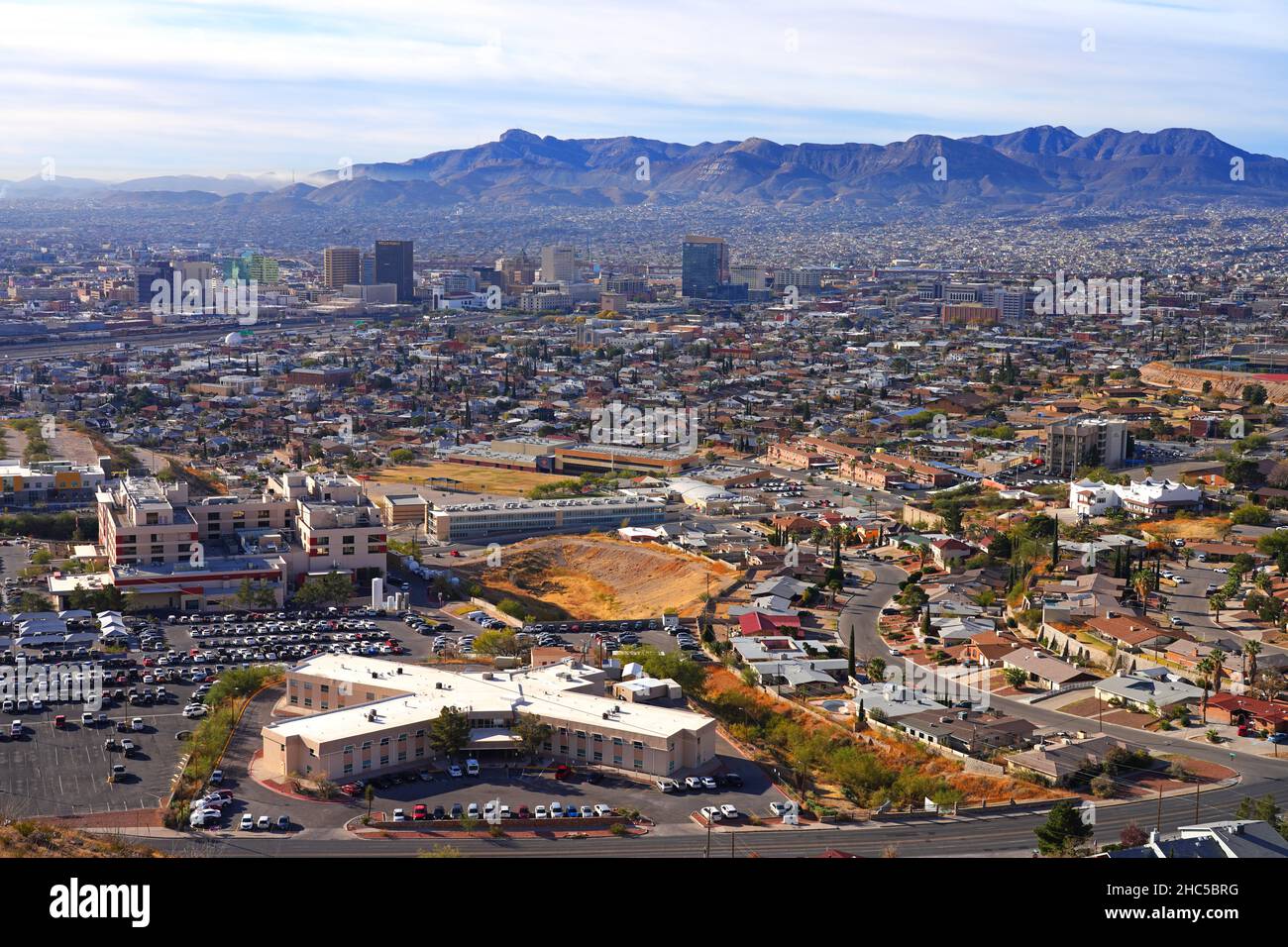 EL PASO, TX -15 DEC 2021- Vista dei lucernari di El Paso, Texas e Ciudad Juarez, Messico, e del confine tra Stati Uniti e Messico visto dal punto di riferimento Foto Stock