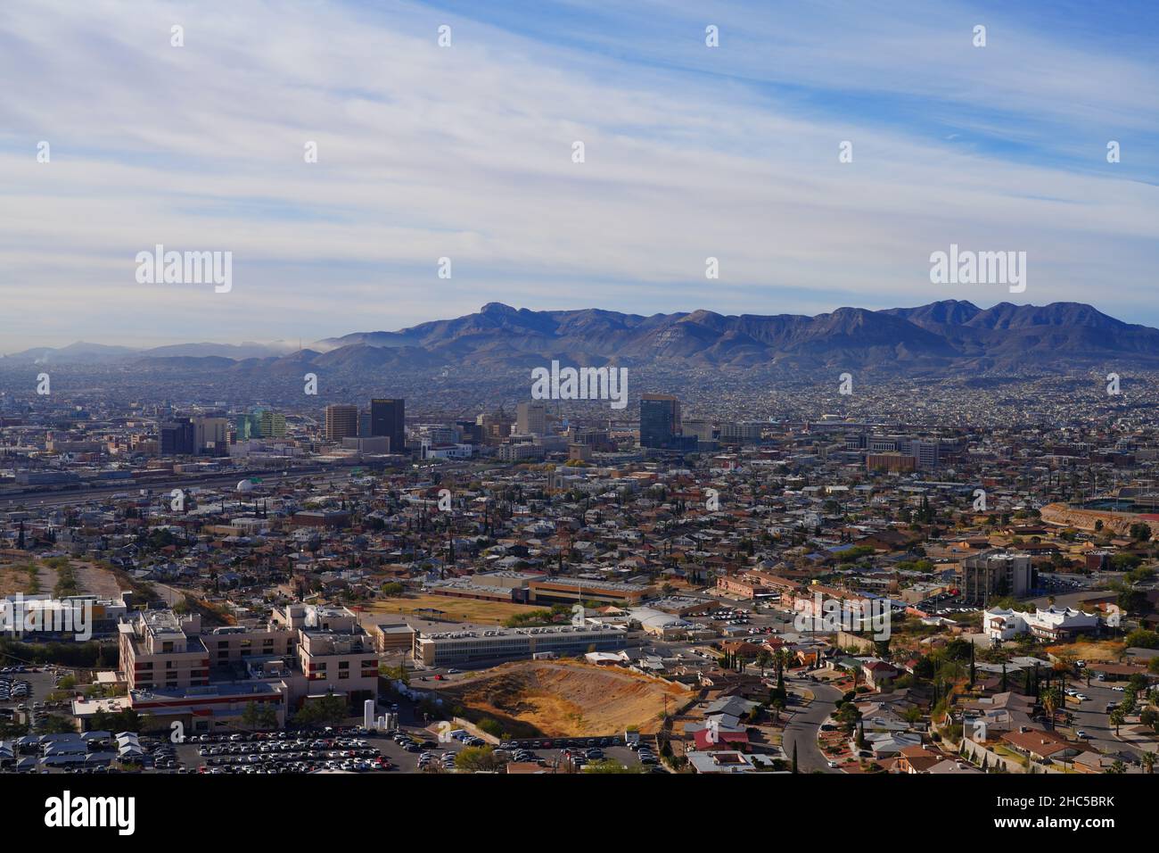 EL PASO, TX -15 DEC 2021- Vista dei lucernari di El Paso, Texas e Ciudad Juarez, Messico, e del confine tra Stati Uniti e Messico visto dal punto di riferimento Foto Stock