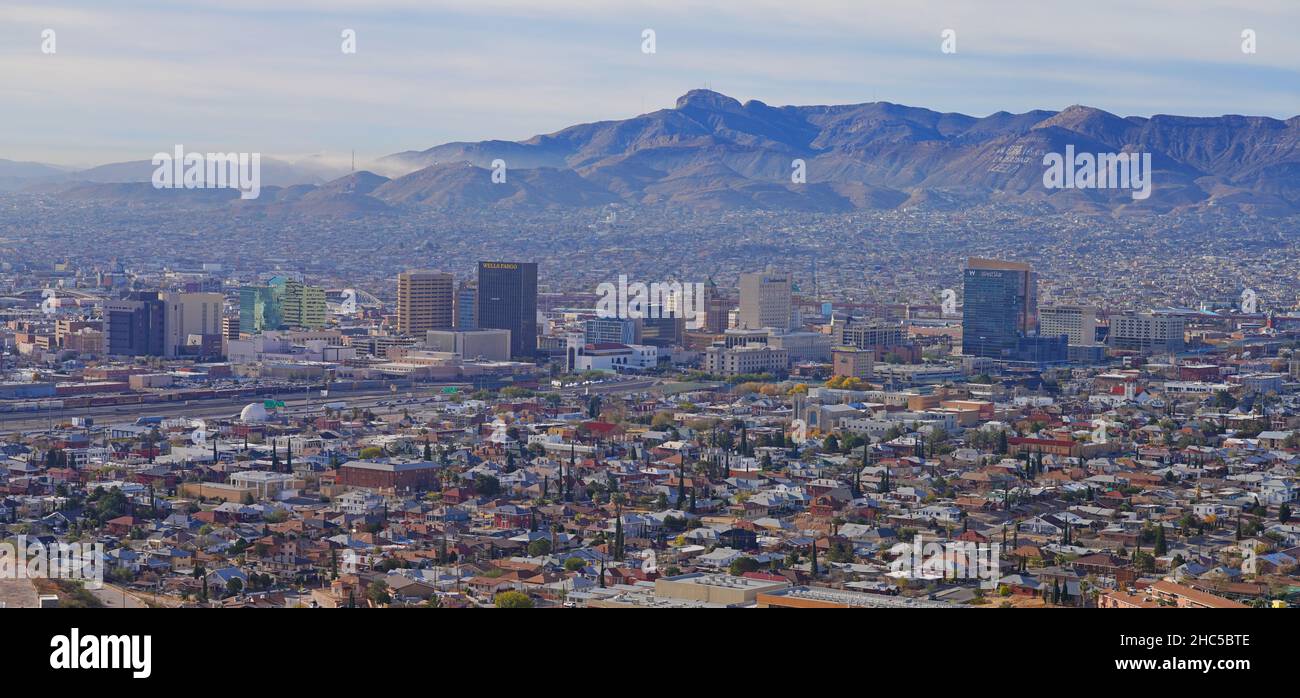 EL PASO, TX -15 DEC 2021- Vista dei lucernari di El Paso, Texas e Ciudad Juarez, Messico, e del confine tra Stati Uniti e Messico visto dal punto di riferimento Foto Stock