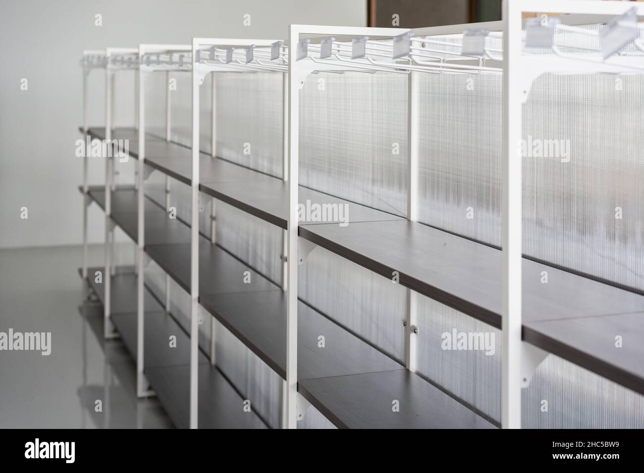 Corridoio supermercato con ripiani vuoti, supermercato con ripiani vuoti per merci. Foto Stock