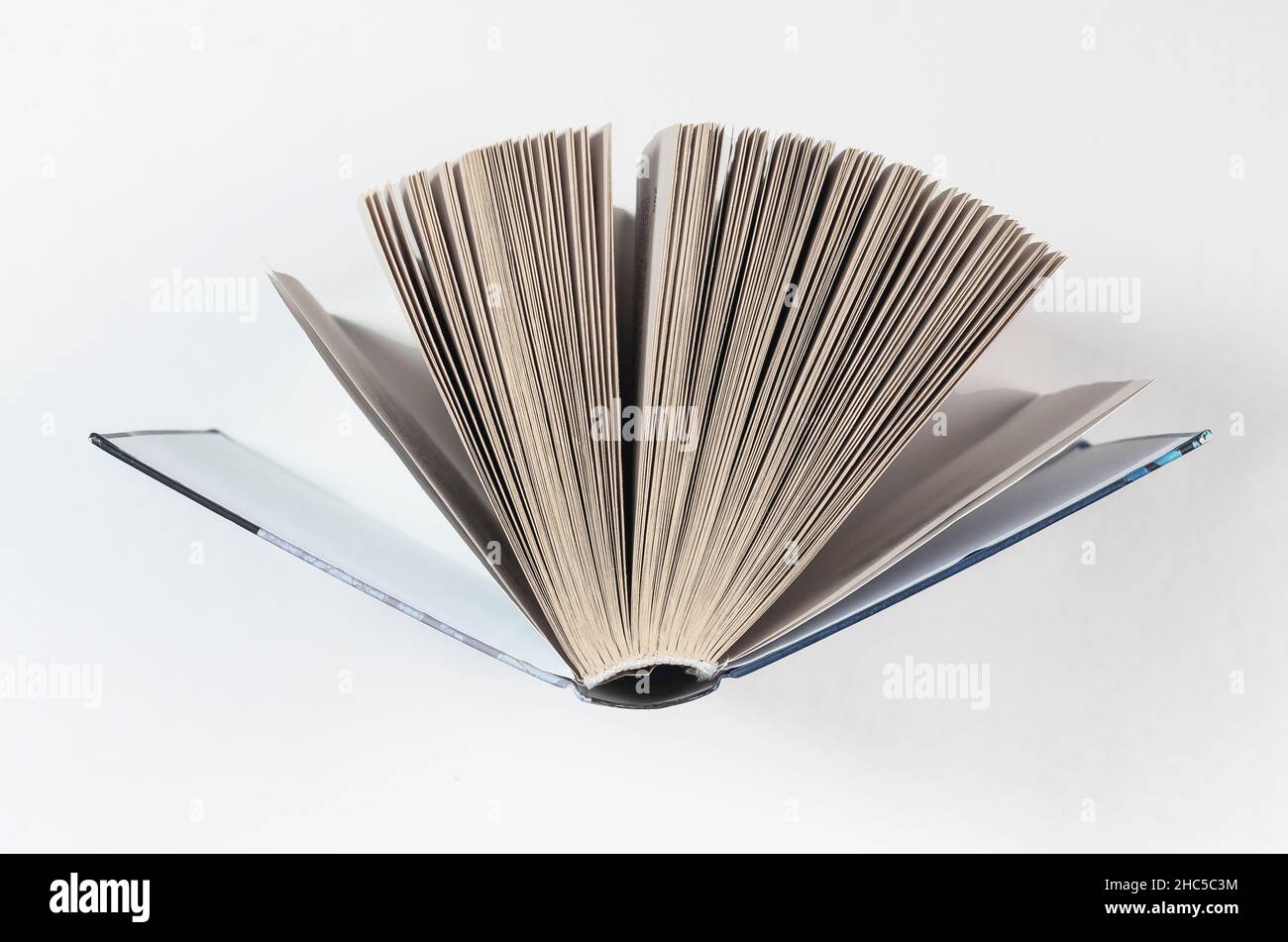 Rotazione delle pagine di un libro di carta aperto. Knoledge e concetto di lettura. Foto Stock