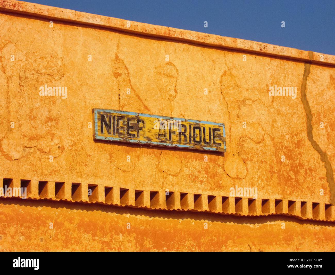 Niger Afrique, iscrizione su un muro di argilla in un villaggio del Niger, nell'Africa occidentale. Il Niger ha il francese come lingua ufficiale. Foto Stock