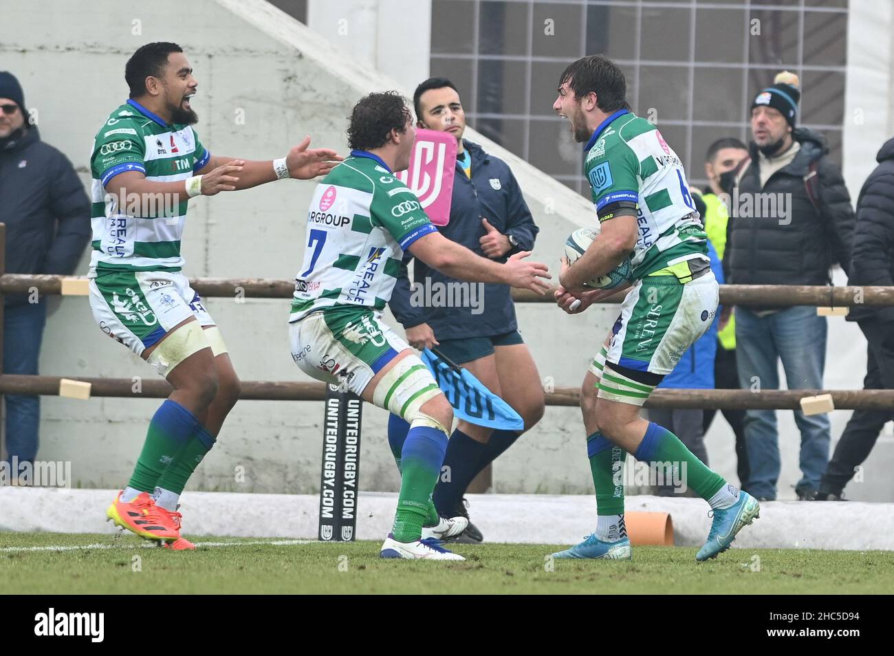 Parma, Italia. 24th dic, 2021. benetton festeggia la prova durante Zebre  Rugby Club vs Benetton Rugby, United Rugby Championship match a Parma,  Italy, December 24 2021 Credit: Independent Photo Agency/Alamy Live News