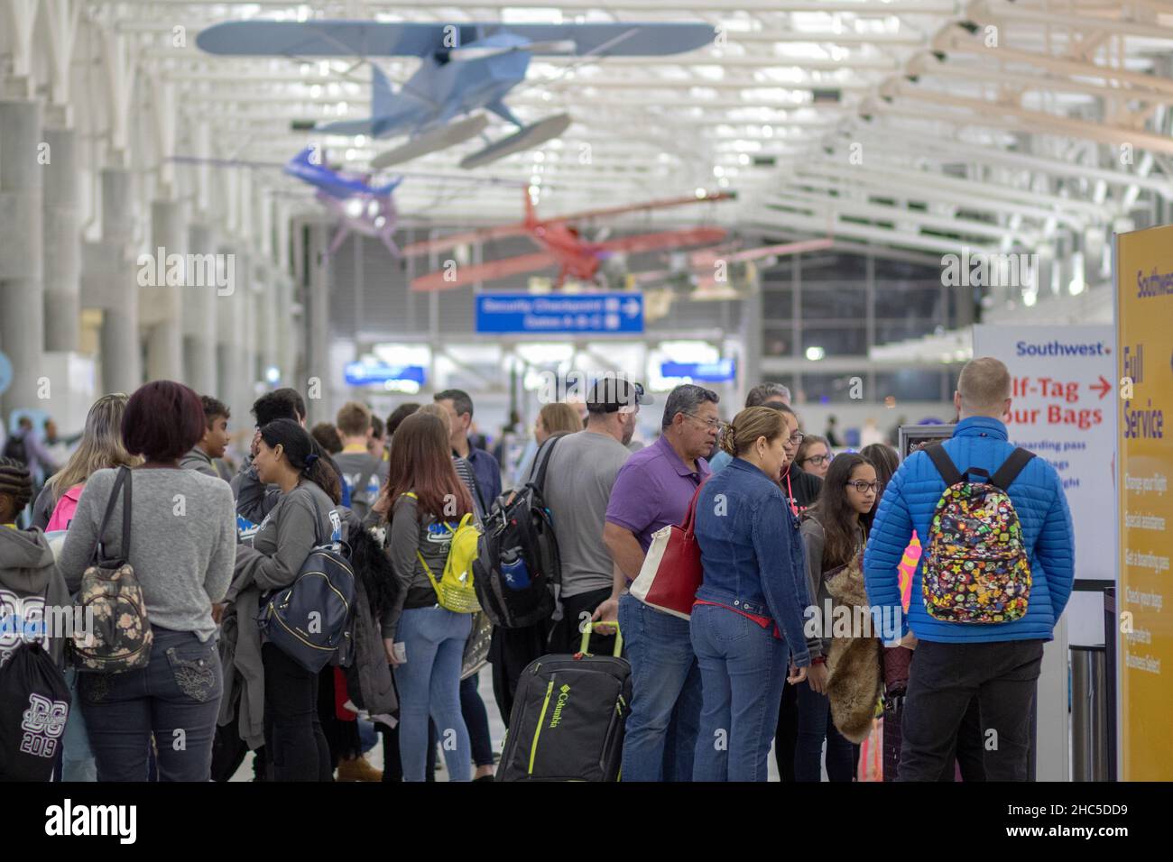 Fort Lauderdale, Florida, Stati Uniti. 24th dic. 2021. Aeroporto Internazionale di Fort Lauderdale, traffico di persone per le vacanze di Natale che viaggiano durante un aumento nei casi di variante COVID-19 omicron. Credit: Yaroslav Sabitov/YES Market Media/Alamy Live News Foto Stock