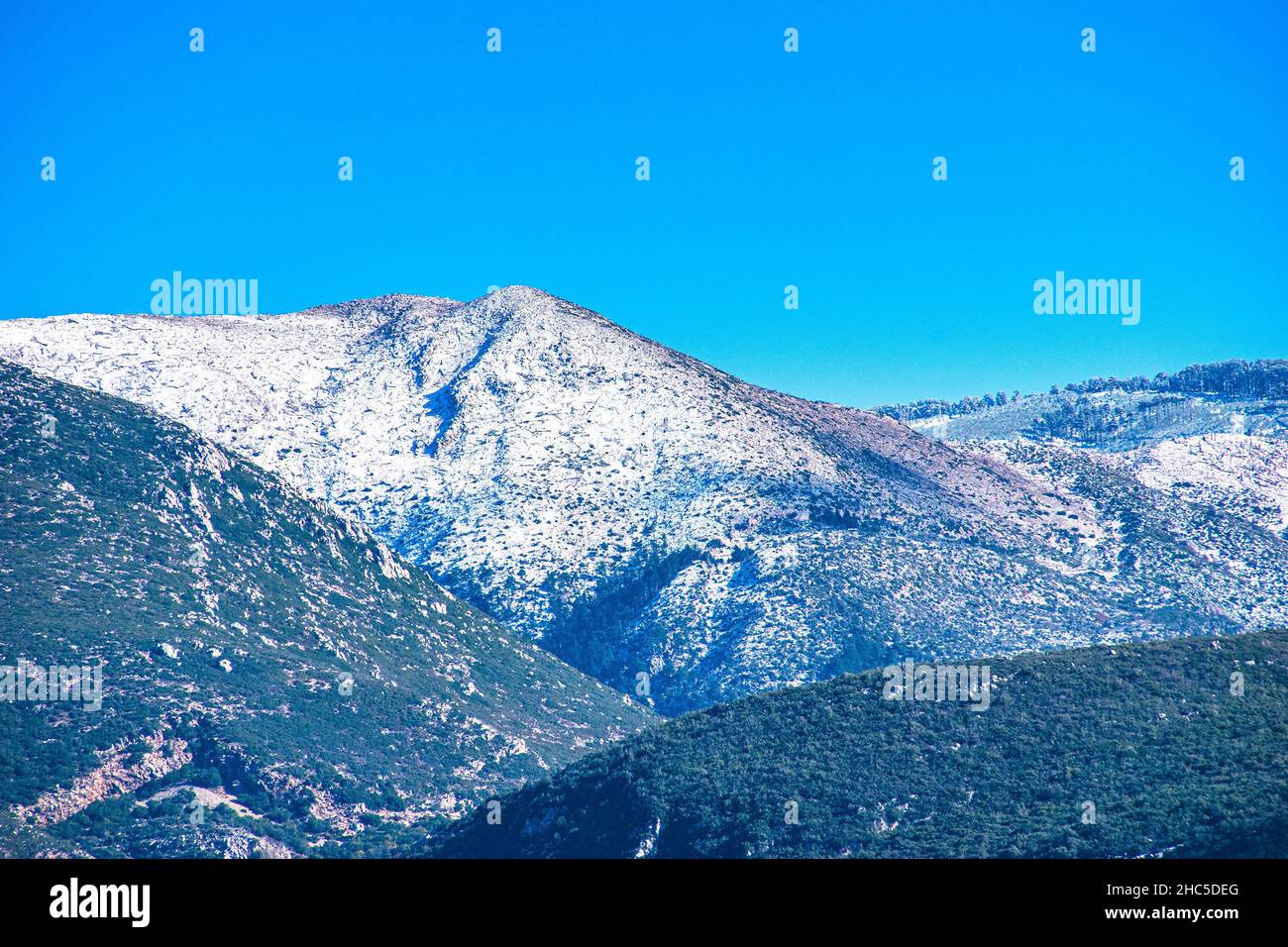 Vista panoramica della foresta innevata nella montagna di Taygetus (conosciuta anche come Taaugetus o Taygetos) nella Grecia Peloponneso. Foto Stock