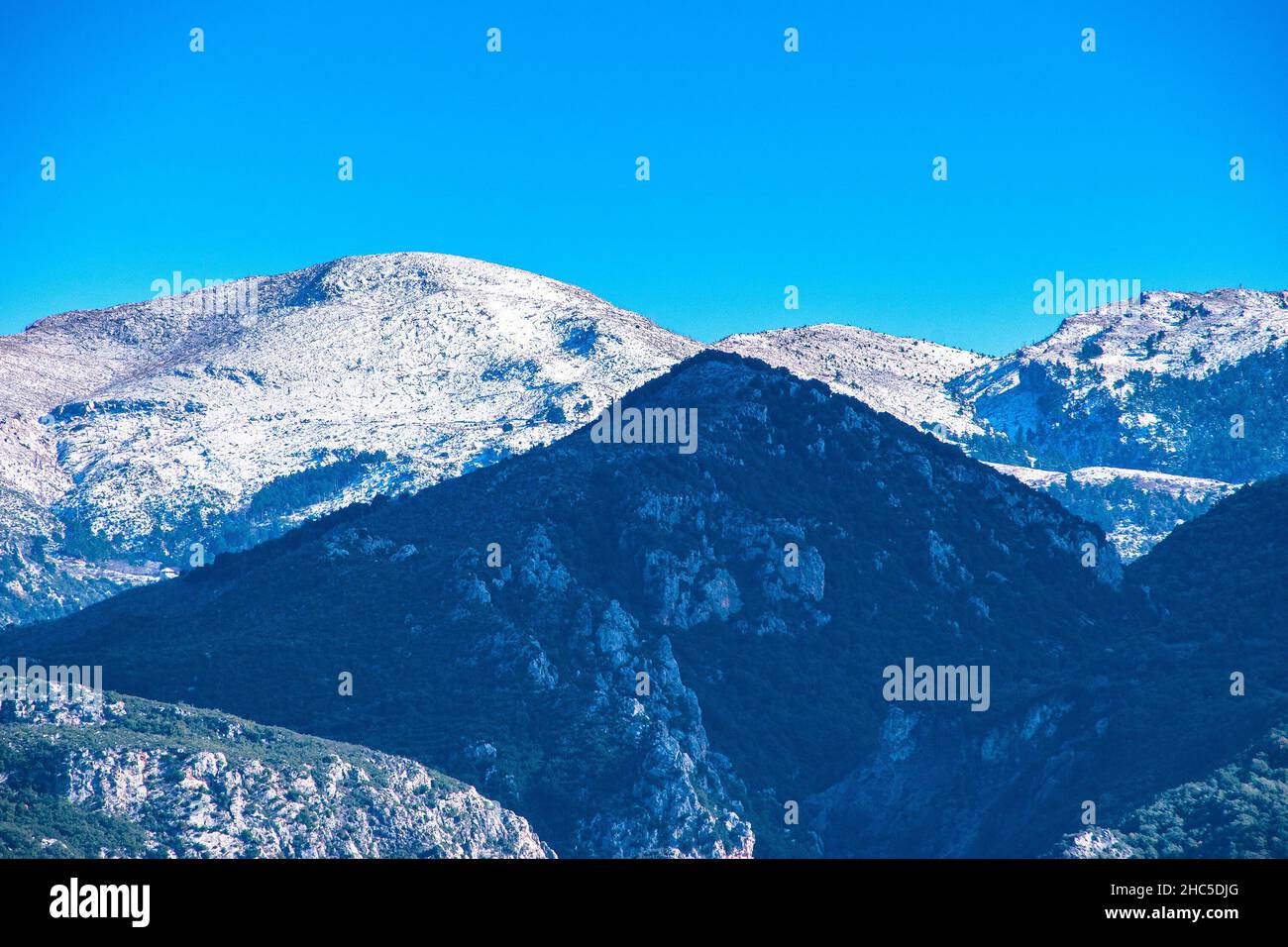 Vista panoramica della foresta innevata nella montagna di Taygetus (conosciuta anche come Taaugetus o Taygetos) nella Grecia Peloponneso. Foto Stock
