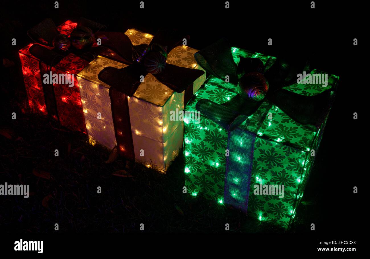 Set di scatole regalo di Natale illumina la notte Foto Stock