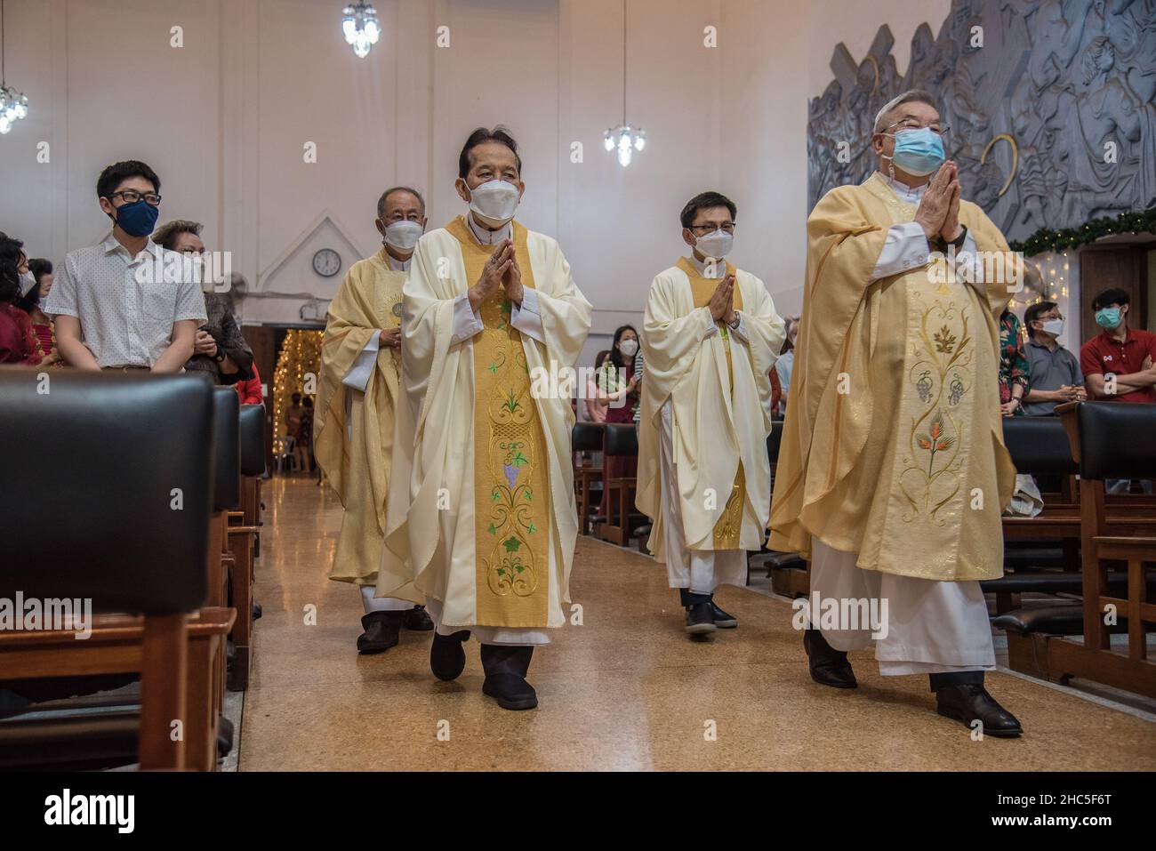 Bangkok, Tailandia. 24th Dic 2021. I sacerdoti cattolici thailandesi sono visti durante la Messa della vigilia di Natale presso la Chiesa del Santo Redentore a Bangkok. Credit: SOPA Images Limited/Alamy Live News Foto Stock