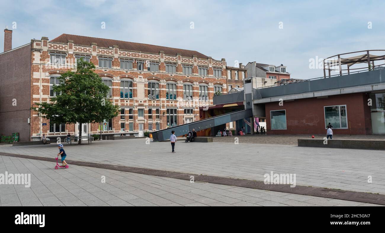 Bruxelles, Belgio - 06 08 2018: Persone di etnia mista che camminano su una piazza Foto Stock