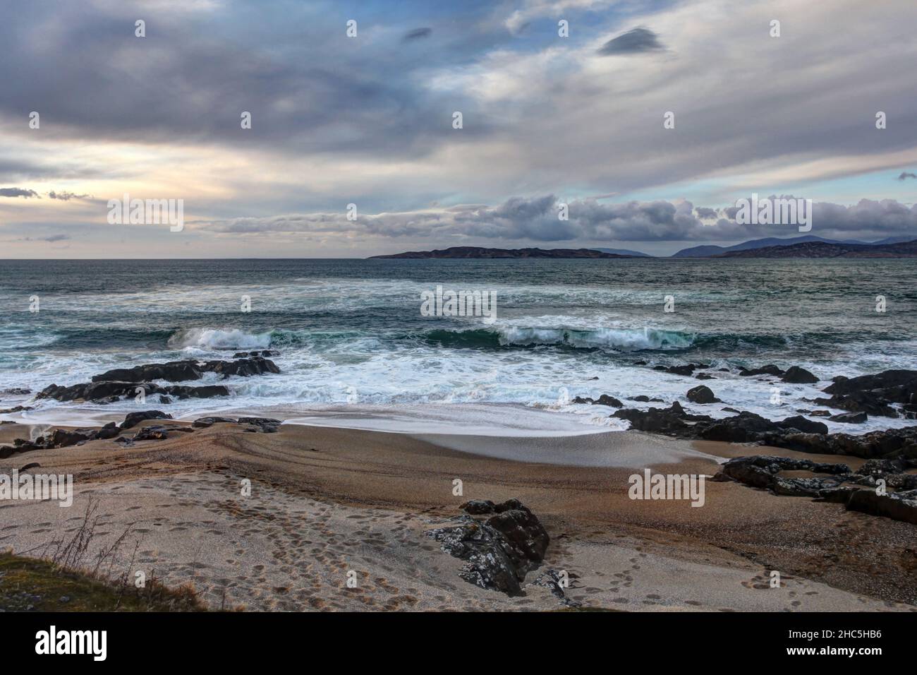 La costa occidentale dell'isola di Harris - aspre promontori e baie sabbiose. Foto Stock