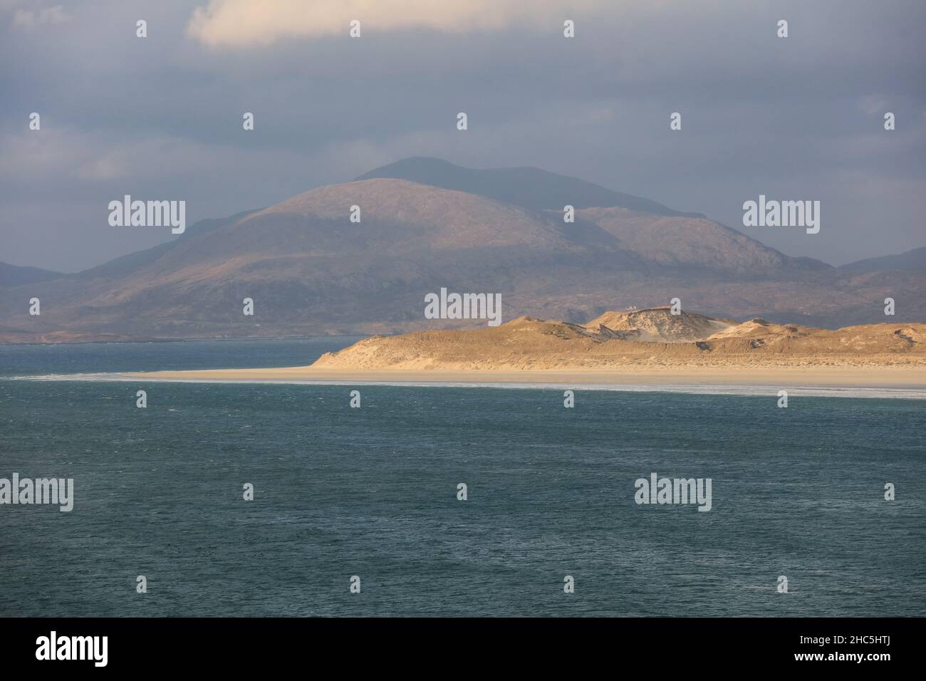 La costa occidentale dell'isola di Harris - aspre promontori e baie sabbiose. Foto Stock