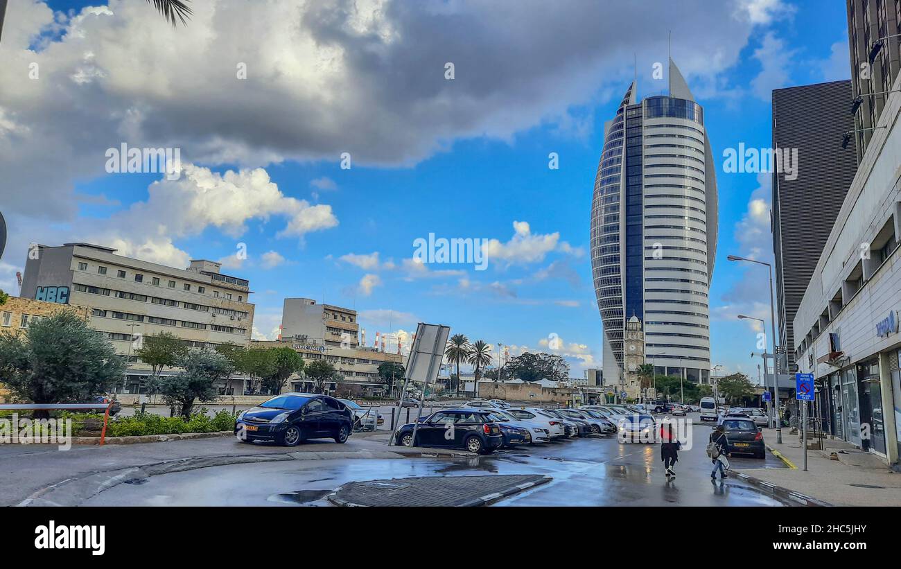 Il centro di Haifa è un quartiere vivace e una delle destinazioni più frequentate di Haifa. Downtown , Haifa, 12-17-2021Haifa Downtown è vivace vicinato Foto Stock