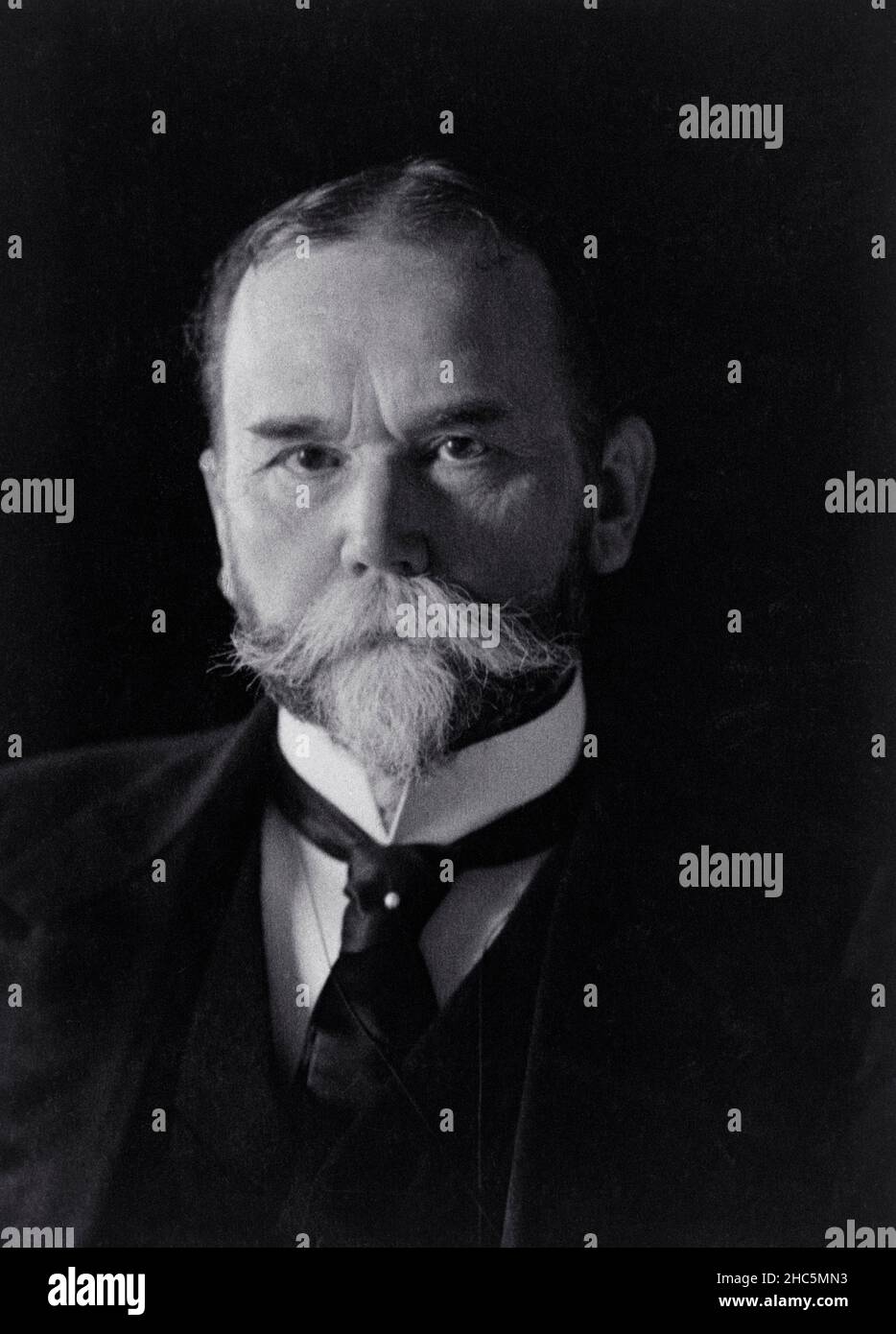 John Milton Hay (1838-1905), politico americano e Diplomat, ha servito come segretario di Stato degli Stati Uniti 1898-1905, ritratto di testa e spalle, studio dei fratelli di Pach, 1904 Foto Stock