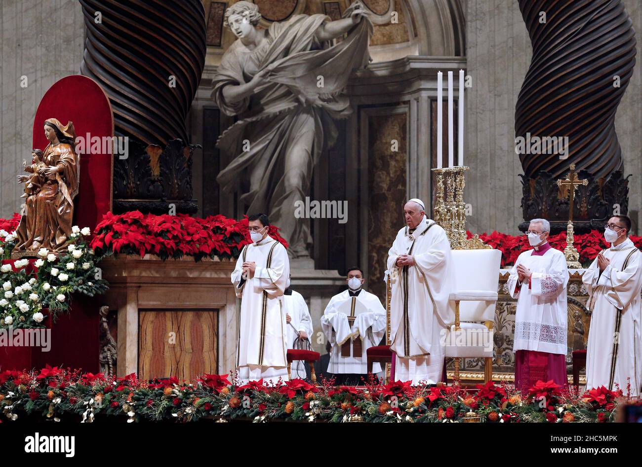 Messe Della Vigilia Di Natale Messa nella basilica di san pietro immagini e fotografie stock ad alta