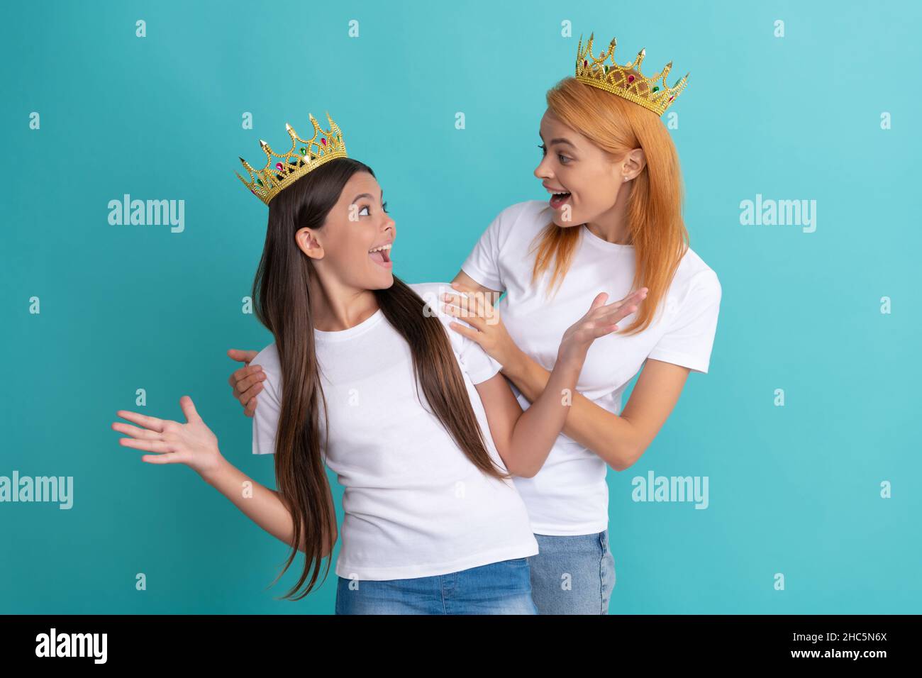 Essere dentro per sorpresa. Sorpresa madre guardare figlia bambino. Festa a sorpresa. È incredibile. Foto Stock