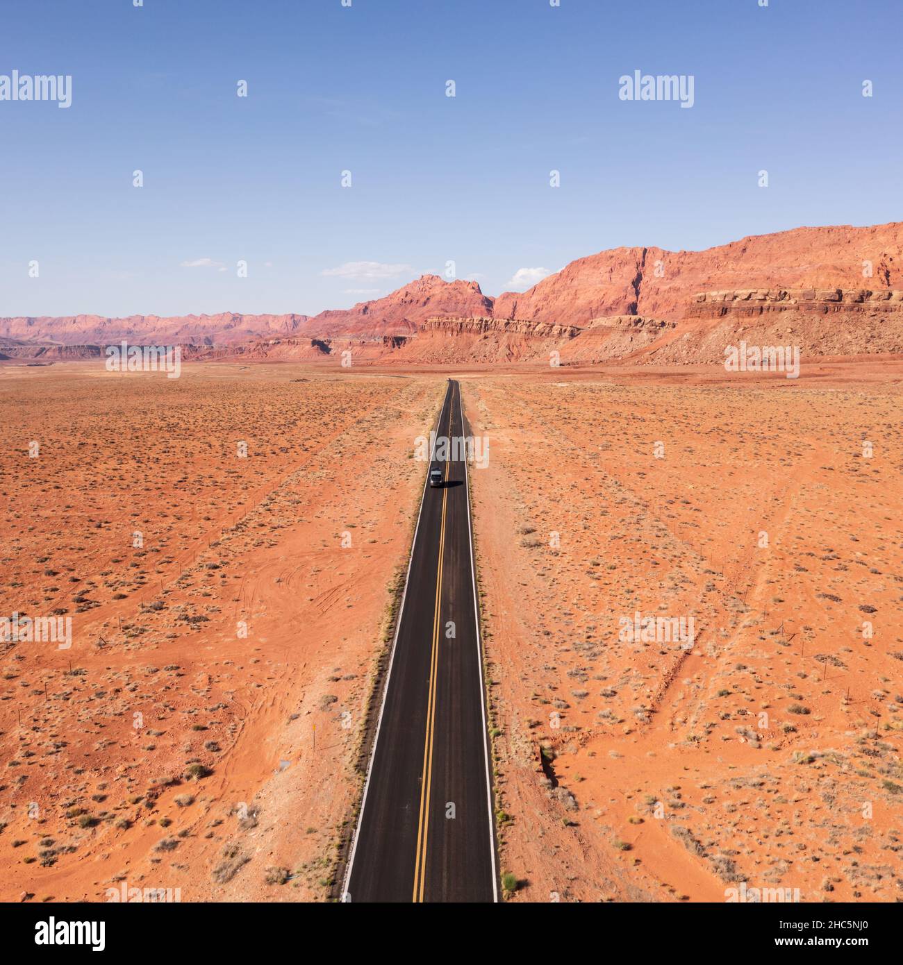 L'auto viaggia sull'autostrada nell'Arizona settentrionale attraverso un paesaggio panoramico Foto Stock