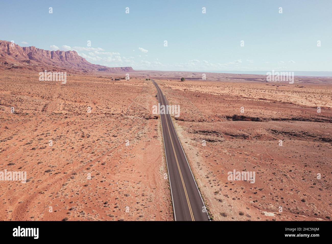 L'auto viaggia sull'autostrada nell'Arizona settentrionale attraverso un paesaggio panoramico Foto Stock