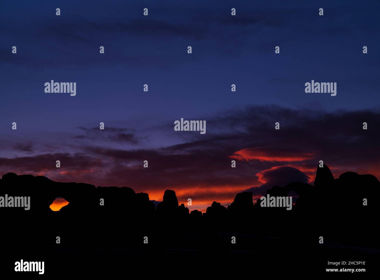 Windows Sezione con le nuvole, prima dell'alba nel Parco Nazionale Arches, Utah Foto Stock