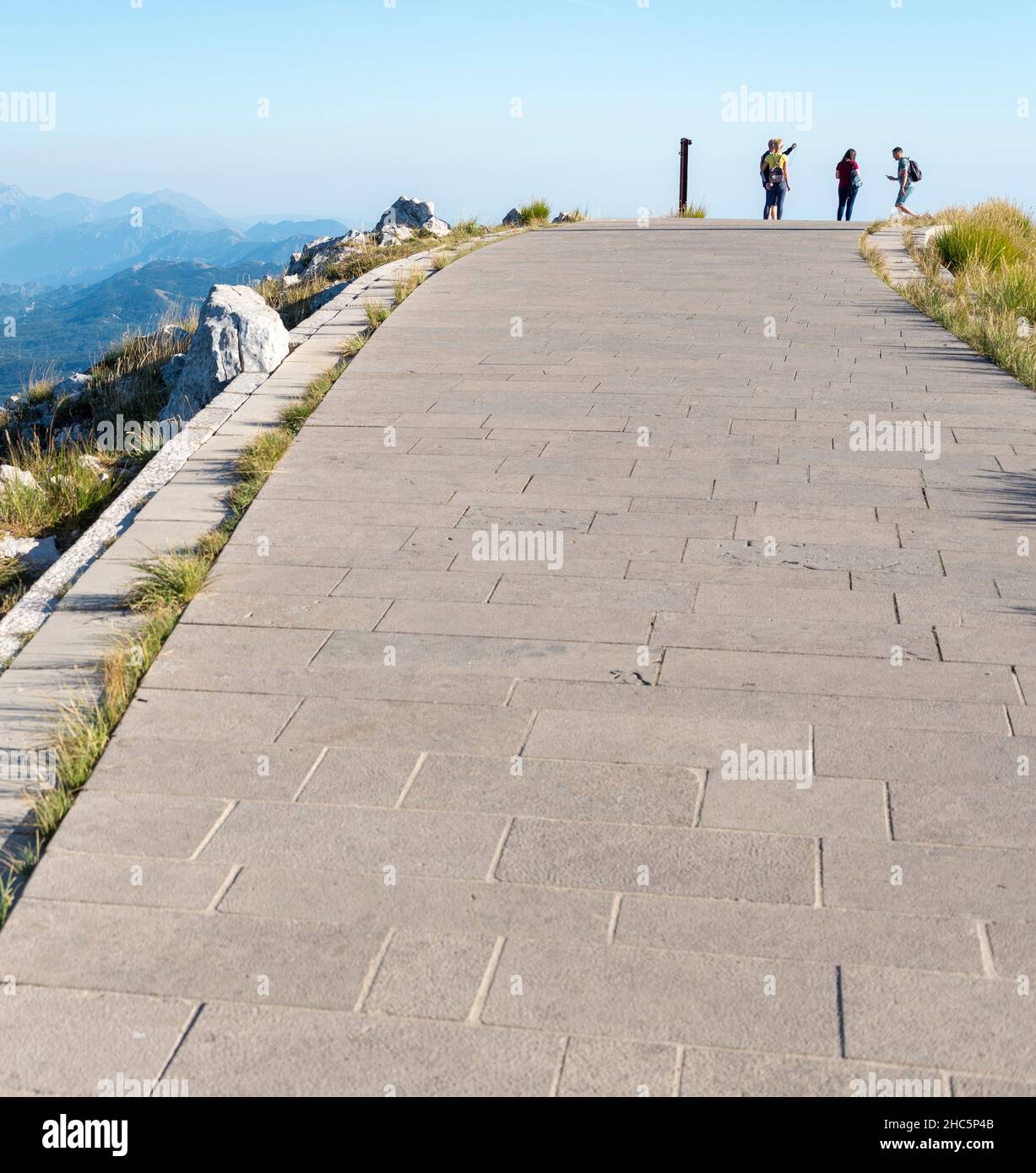 Parco Nazionale di Lovcen, Montenegro-Settembre 14 2019: Al tramonto, un gruppo di giovani escursionisti, alla cima del monte Lovcen, iniziare a fare un'escursione indietro lungo il sentiero A. Foto Stock