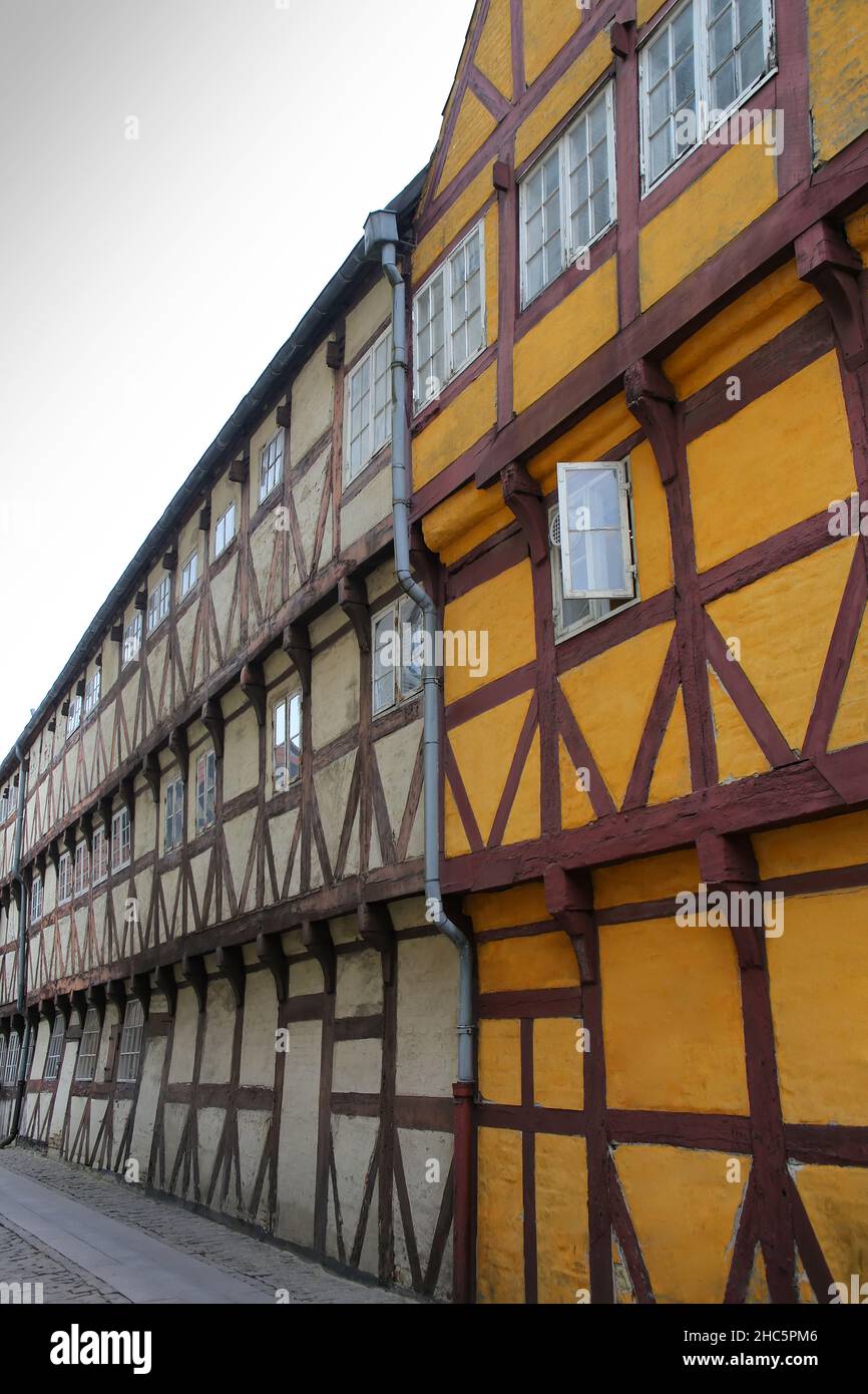 Edifici storici in legno a graticcio nel centro della città, Aalborg, Danimarca, Europa. Foto Stock