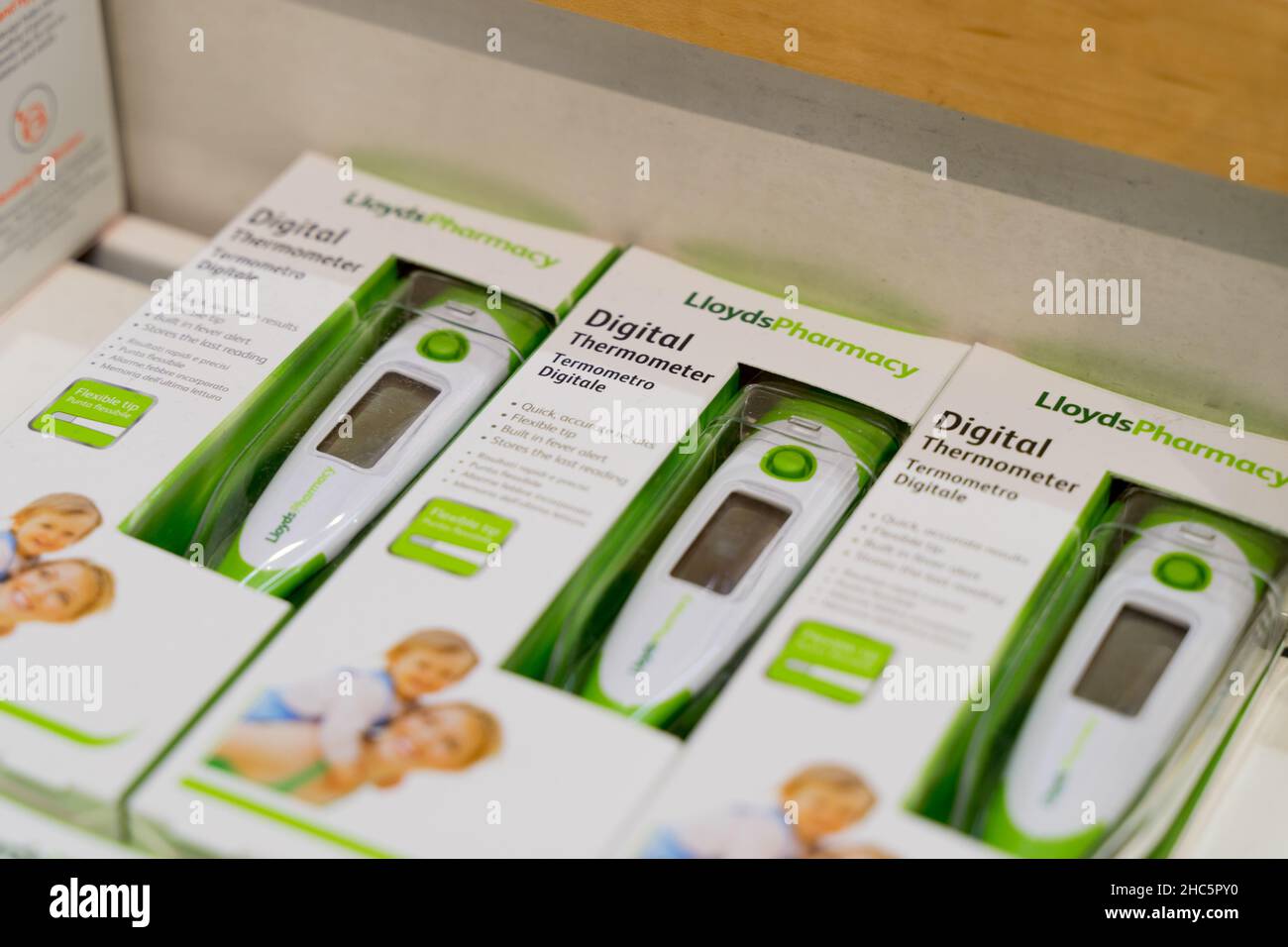 Termometro digitale in confezione da tre della Lloyds Pharmacy England UK Foto Stock