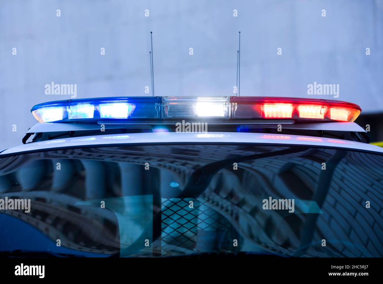 Un'unità di polizia risponde alla scena di un'emergenza. Foto Stock