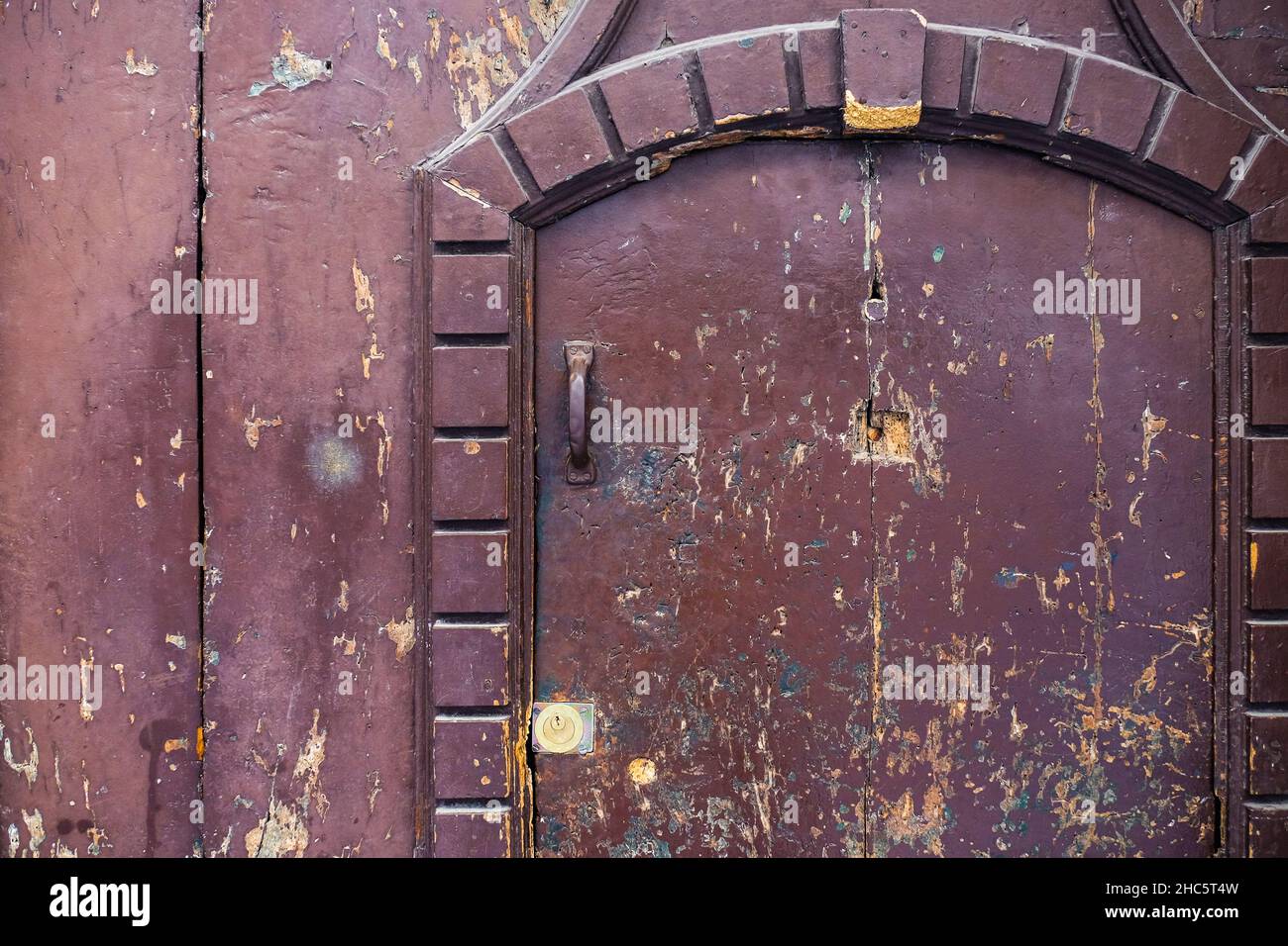Primo piano della vecchia porta in legno dettaglio nella città di Palermo Sicilia Foto Stock
