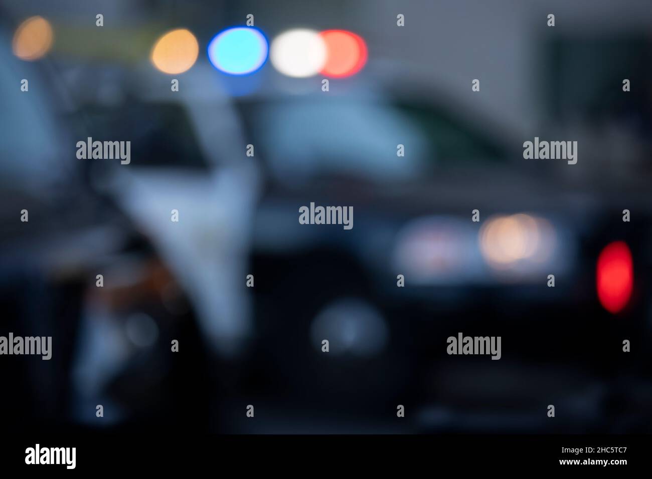 Sfondo sfocato della scena del crimine con le unità di polizia. Foto Stock