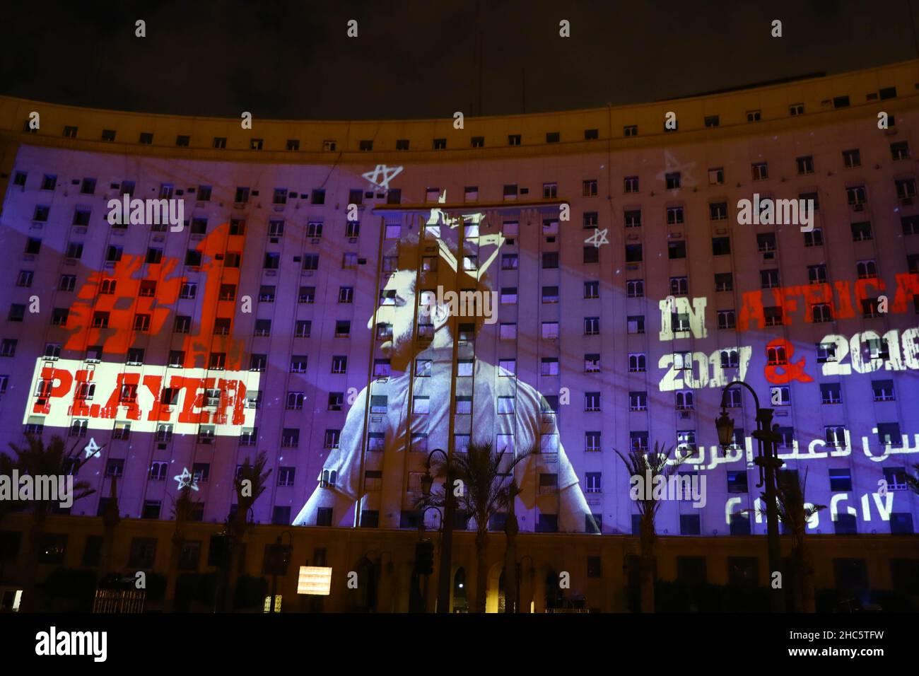 Cairo. 24th Dic 2021. La foto scattata il 24 dicembre 2021 mostra la mappatura 3D del calciatore professionista egiziano Mohamed Salah sul complesso di Tahrir al Cairo, Egitto. Lo spettacolo di cartografia tenutosi venerdì sera ha mostrato alcuni dei risultati più significativi di Mohamed Salah, come ad esempio la rottura del record di calcio inglese con i suoi 100 gol, la vittoria della Champions League nel 2019 e il suo riconoscimento come giocatore 1st in Africa. Salah è un calciatore professionista egiziano che guida la nazionale di calcio egiziana e gioca per il Liverpool Football Club. Credit: Nantong/Nantong/Nantong Live News Foto Stock