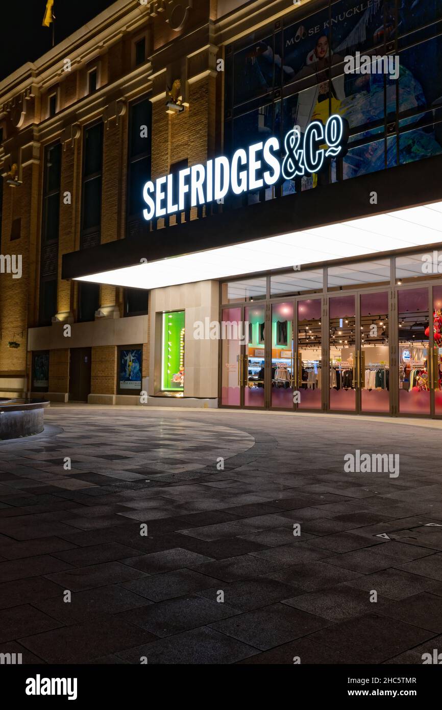 Facciata del negozio Selfridges di Manchester di notte Foto Stock