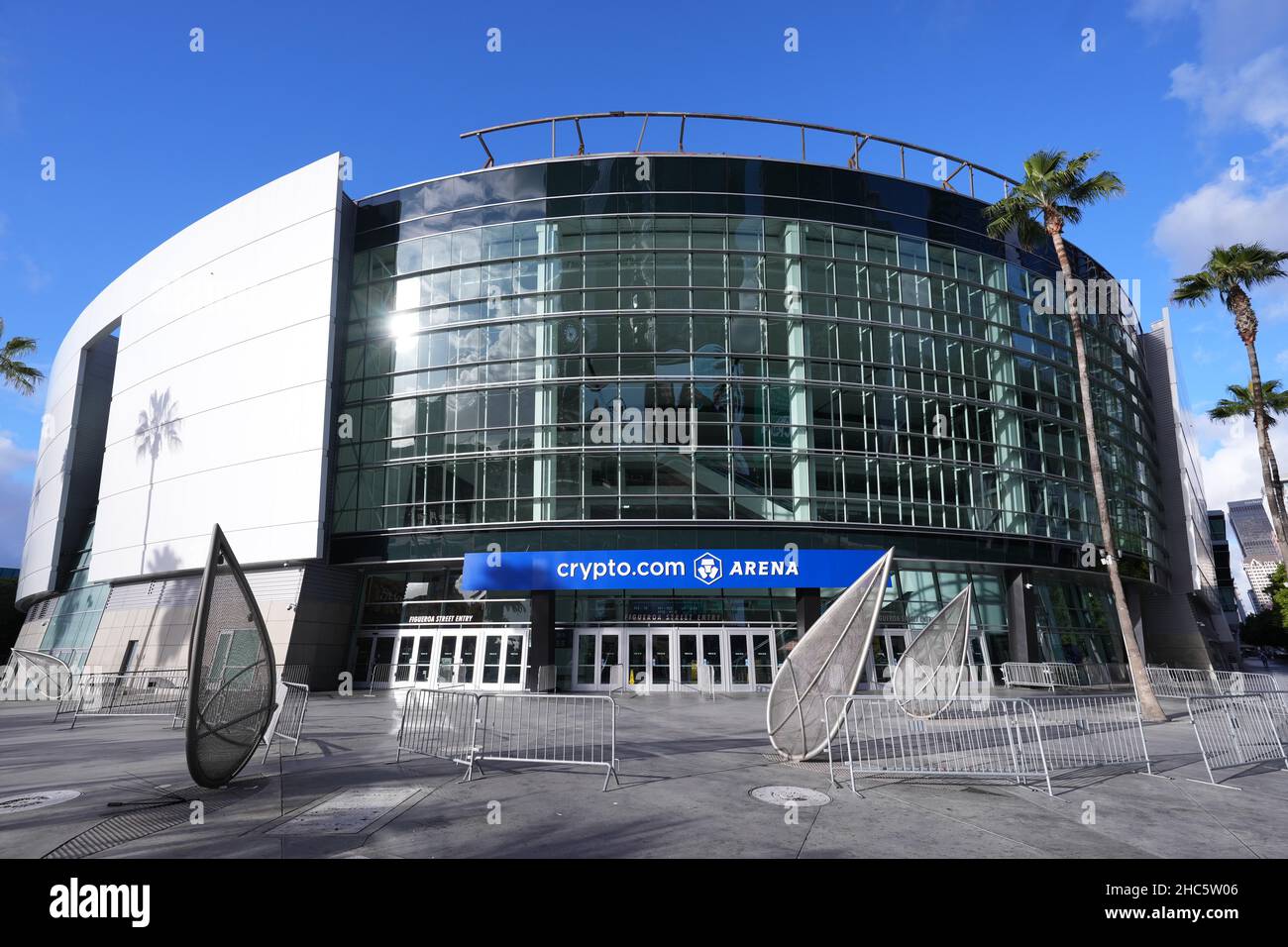 La segnaletica Crypto.com Arena è visibile allo Staples Center, venerdì 24 dicembre 2021, a Los Angeles. L'arena sarà ufficialmente rinominata Cryto.com Arena il giorno di Natale, il 25 dicembre 2021. Foto Stock