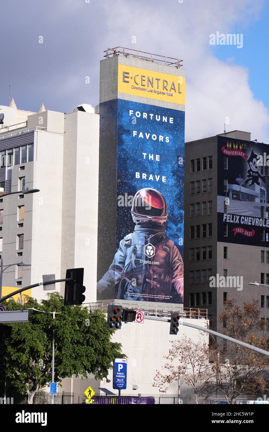 Un annuncio per il Crypto.com con le parole "Fortune Favors the Brave" all'e-Central Hotel Downtown, venerdì 24 dicembre 2021, a Los Angeles. Foto Stock