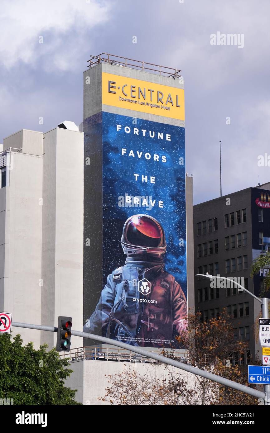 Un annuncio per il Crypto.com con le parole "Fortune Favors the Brave" all'e-Central Hotel Downtown, venerdì 24 dicembre 2021, a Los Angeles. Foto Stock