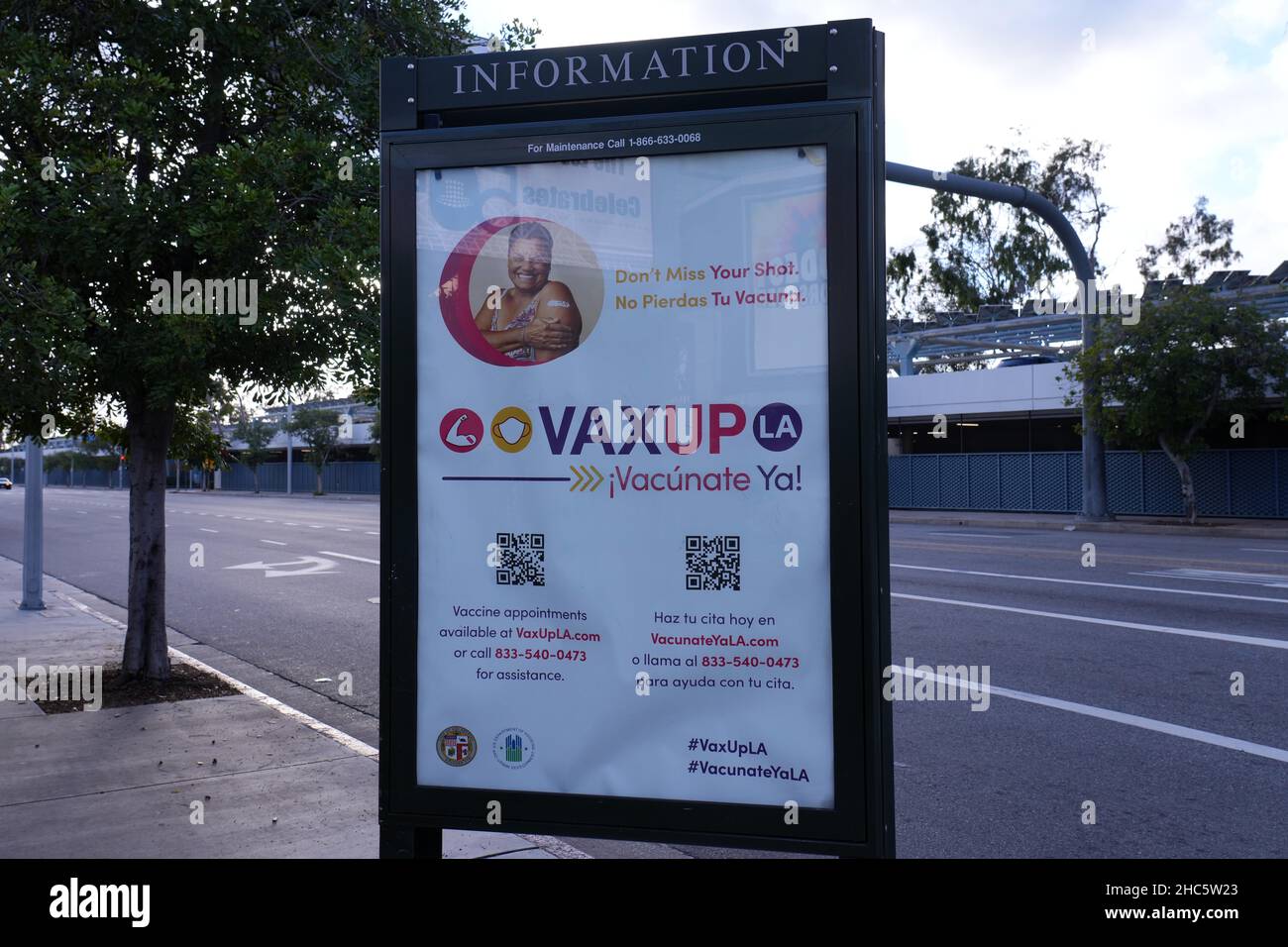 Un messaggio di servizio pubblico della città di Los Angeles in inglese e spagnolo con l'hastag #VaxUpLA e 'VacunateYaLA in mezzo alla pandemia globale di COVID-19, venerdì 24 dicembre 2021, a Los Angeles. Foto Stock