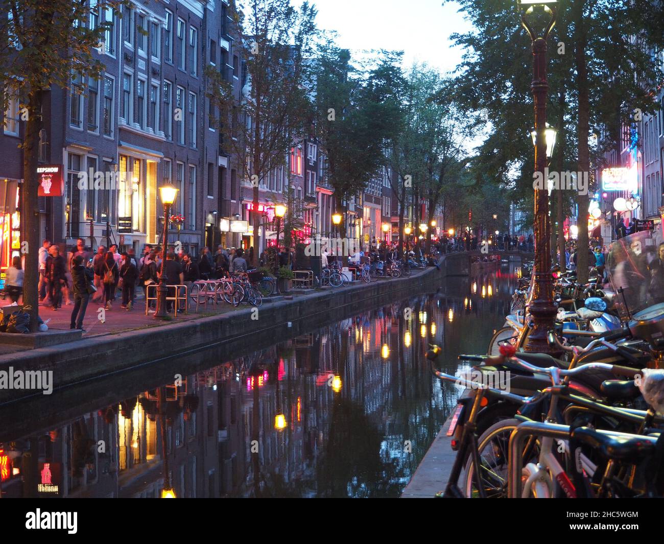 Vista notturna del quartiere a luci rosse di Amsterdam Foto Stock