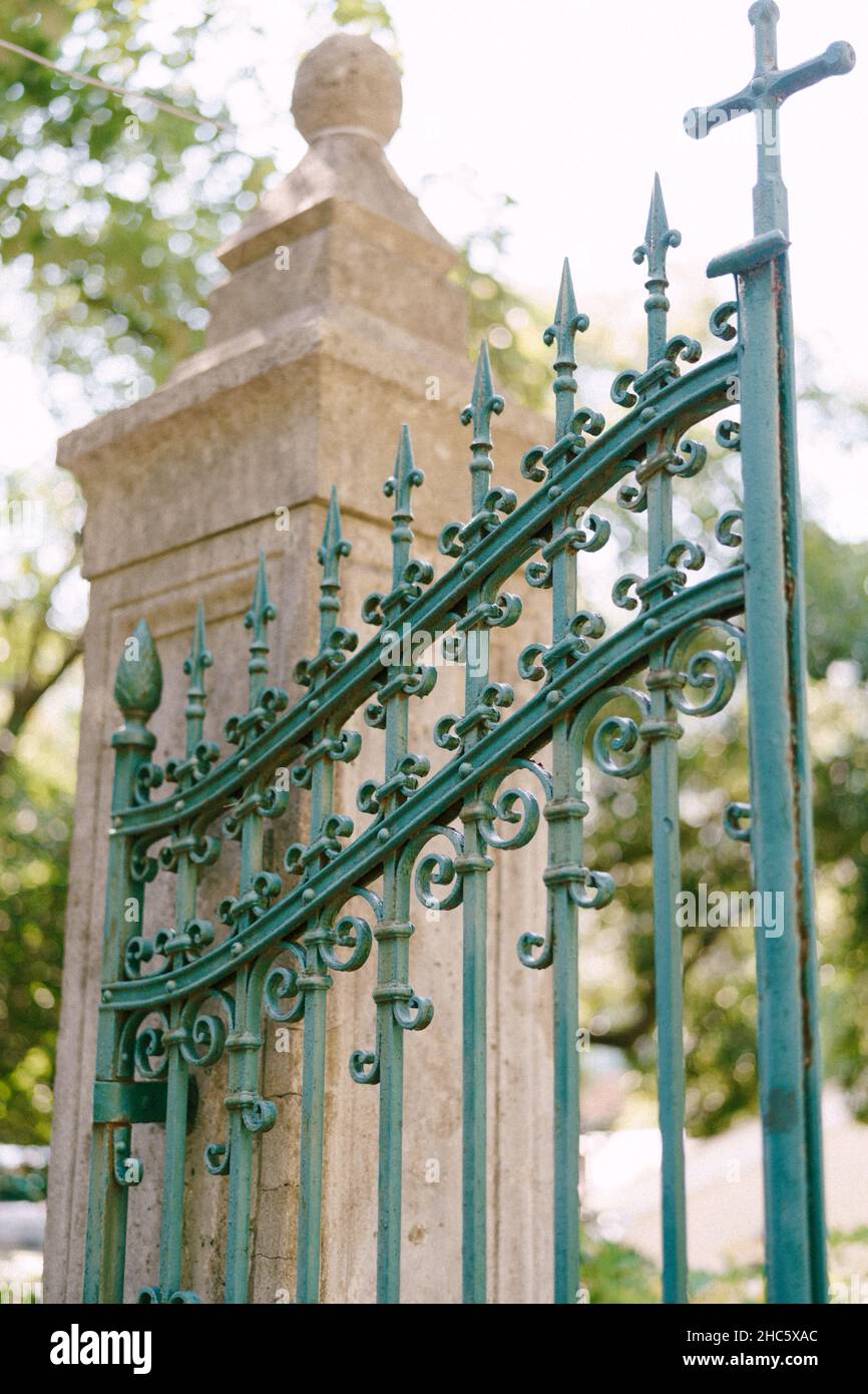 Cancello verde forgiato in metallo nel giardino presso la chiesa Foto Stock