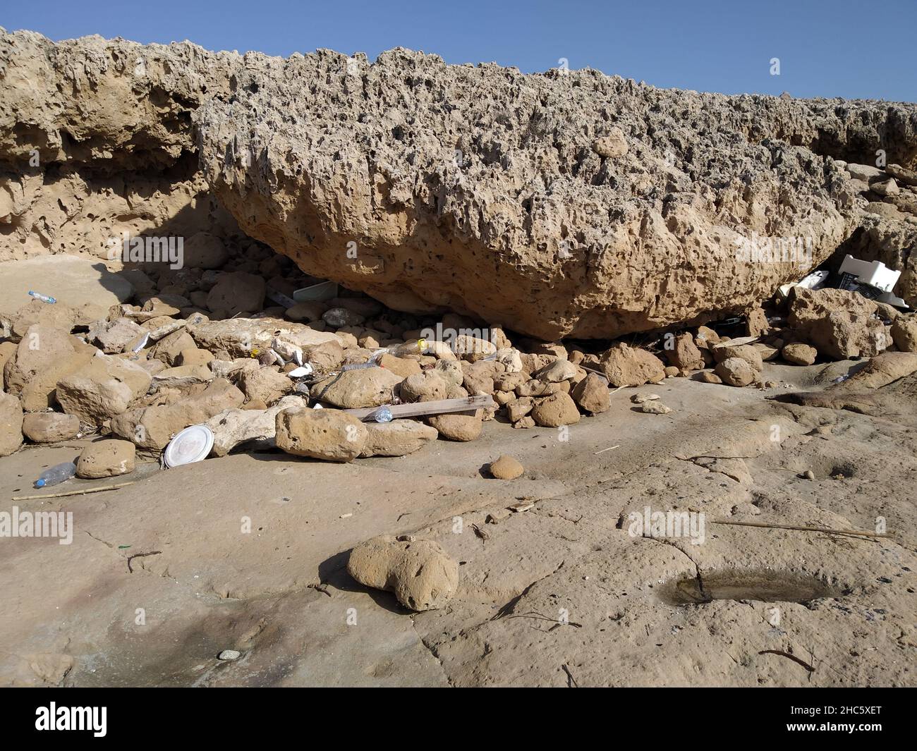 Inquinamento plastico sulla spiaggia di Larnaca , Cipro Foto Stock