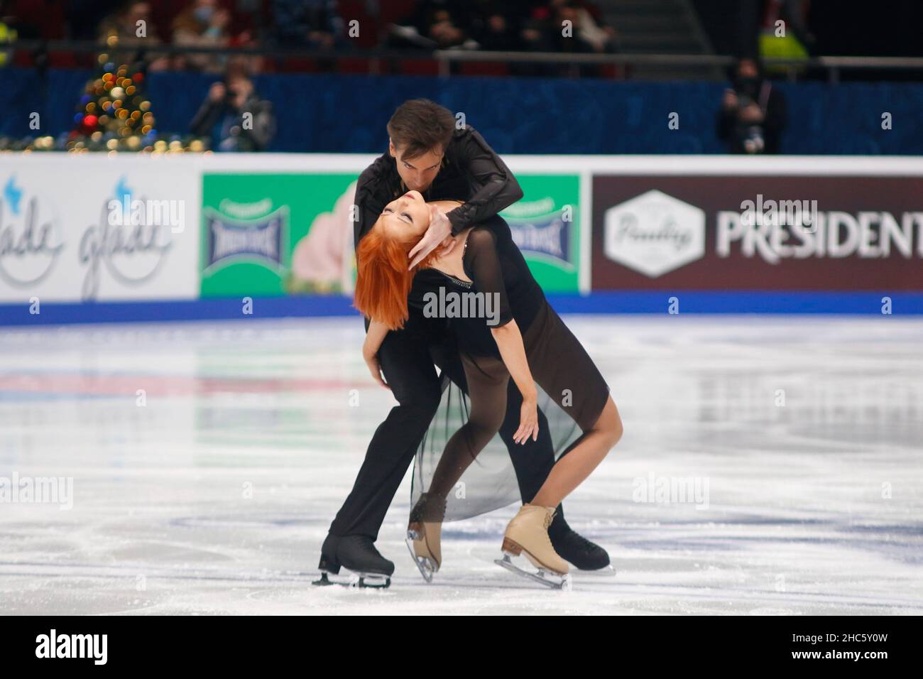 San Pietroburgo, Russia. 24th Dic 2021. Tiffani Zagorski (R), e Jonathan Guerreiro (L) di Russia gareggiano durante la Danza del ghiaccio, Danza libera il giorno due dei cittadini russi di Rostelecom 2022 di Pattinaggio di figura al Palazzo dello Sport di Yubileyny a San Pietroburgo.Punteggio finale: 100,14 (Foto di Shenstantinov/SOPA immagine/Sipa USA) credito: Sipa USA/Notizie dal vivo Foto Stock