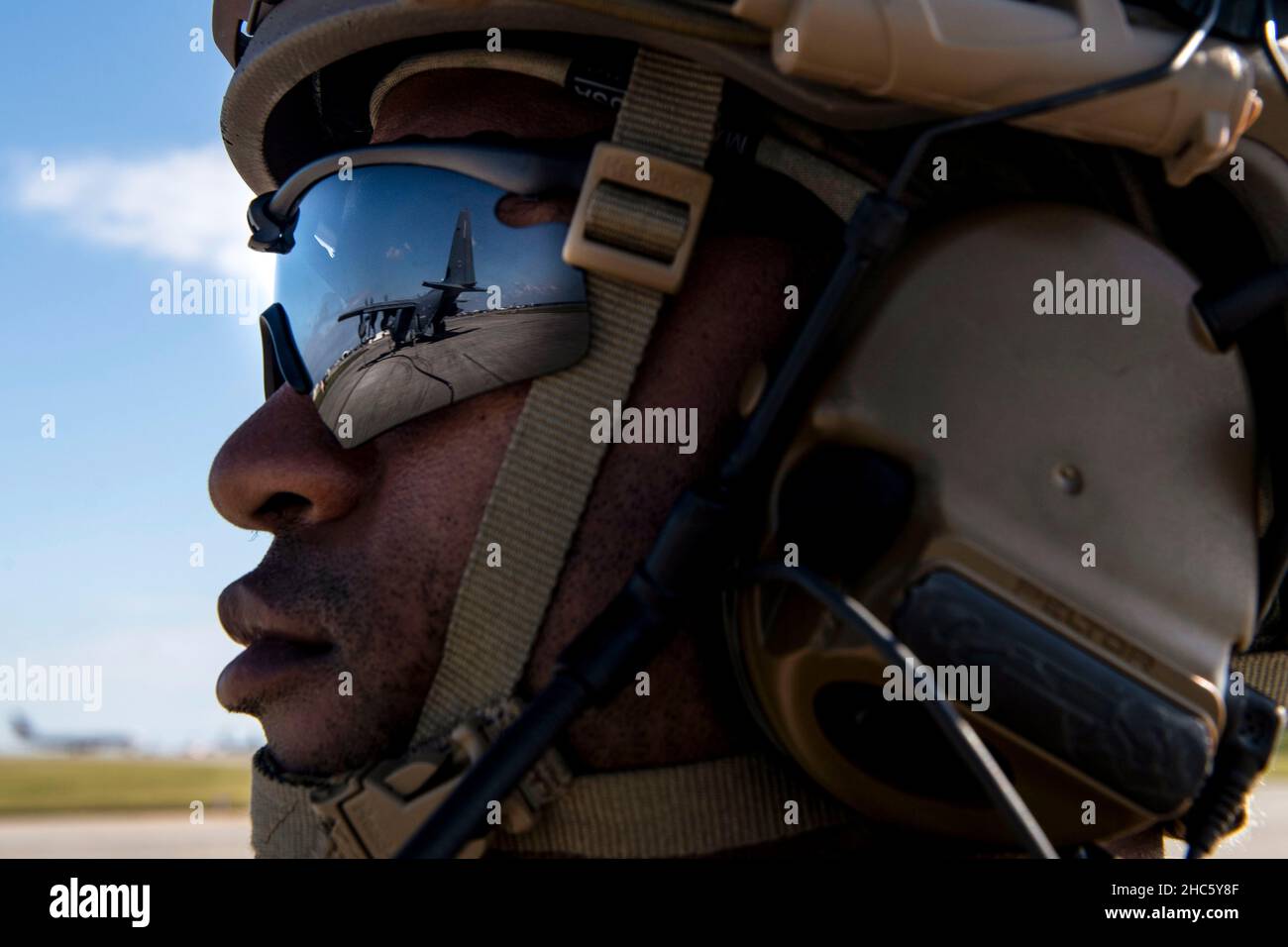 Base aerea di Kadena, Okinawa, Giappone. 11th Dic 2021. Un operatore del punto di rifornimento dell'area in avanti assegnato allo Squadron di preparazione logistica 18th attende gli aerei in arrivo per una missione di rifornimento a sostegno dell'operazione Iron Dagger alla base aerea di Kadena, Giappone, 13 dicembre 2021. Gli Airmen FARP sono addestrati a rifornire gli aerei in luoghi austeri quando non è possibile il rifornimento aria-aria o le stazioni di rifornimento sono inaccessibili. Credit: U.S. Air Force/ZUMA Press Wire Service/ZUMAPRESS.com/Alamy Live News Foto Stock