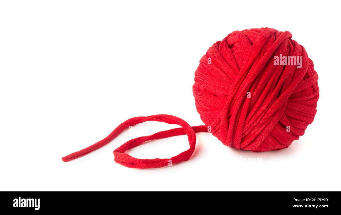 batuffolo di cotone rosso, tessuto a maglia e crochet, isolato su fondo bianco Foto Stock