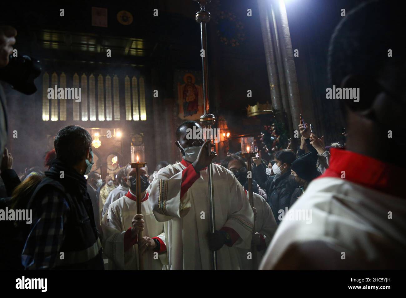 Istanbul, Turchia. 24th Dic 2021. Il sacerdote entra nella Chiesa di Sant'Antuano per partecipare alla Messa della vigilia di Natale. La Santa Messa della vigilia di Natale si è tenuta nella Chiesa di Sant'Antuano nel quartiere Beyoglu di Istanbul. Coloro che hanno partecipato alla messa hanno letto i capitoli della Bibbia e le candele di luce e pregato. Credit: SOPA Images Limited/Alamy Live News Foto Stock