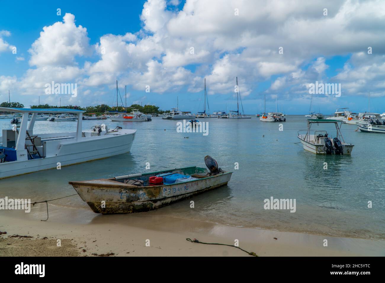 Una vista sulle barche turistiche e di pesca sulla spiaggia di Bayahibe, Repubblica Dominicana Foto Stock
