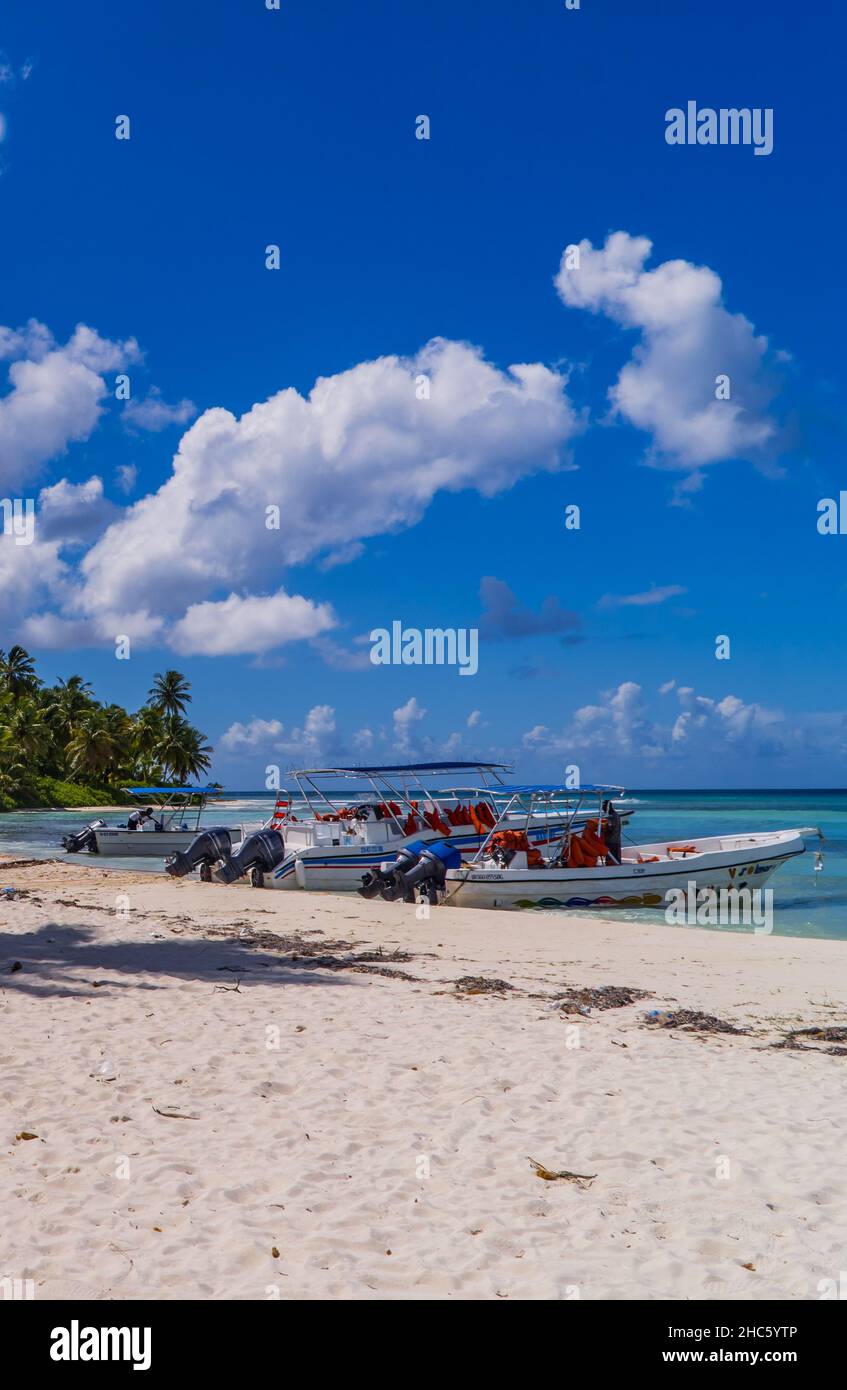 Un colpo verticale delle barche sulla spiaggia a Saona Island, Repubblica Dominicana Foto Stock