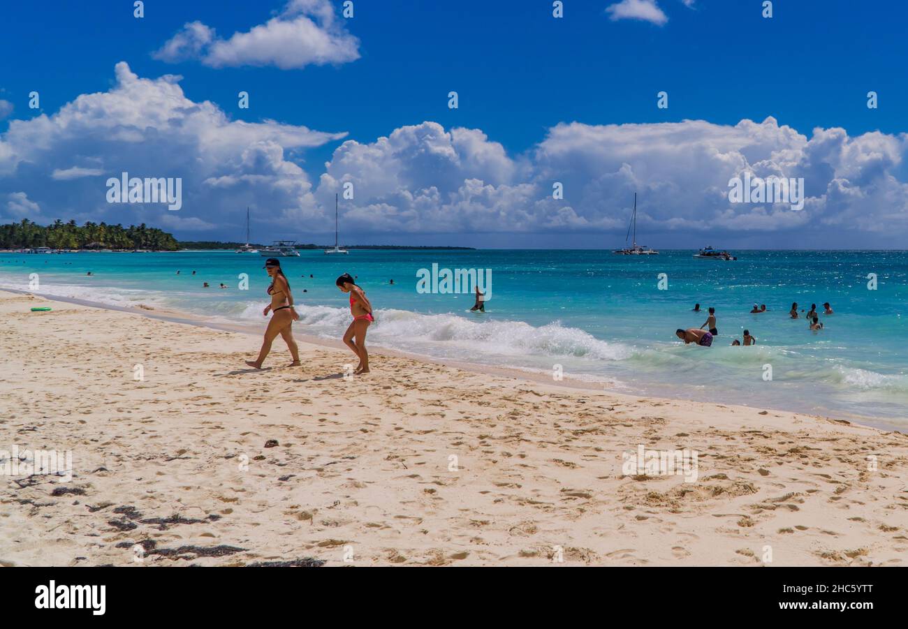 Vista dei turisti nuotare e rilassarsi sulla spiaggia a Saona Island, Repubblica Dominicana Foto Stock