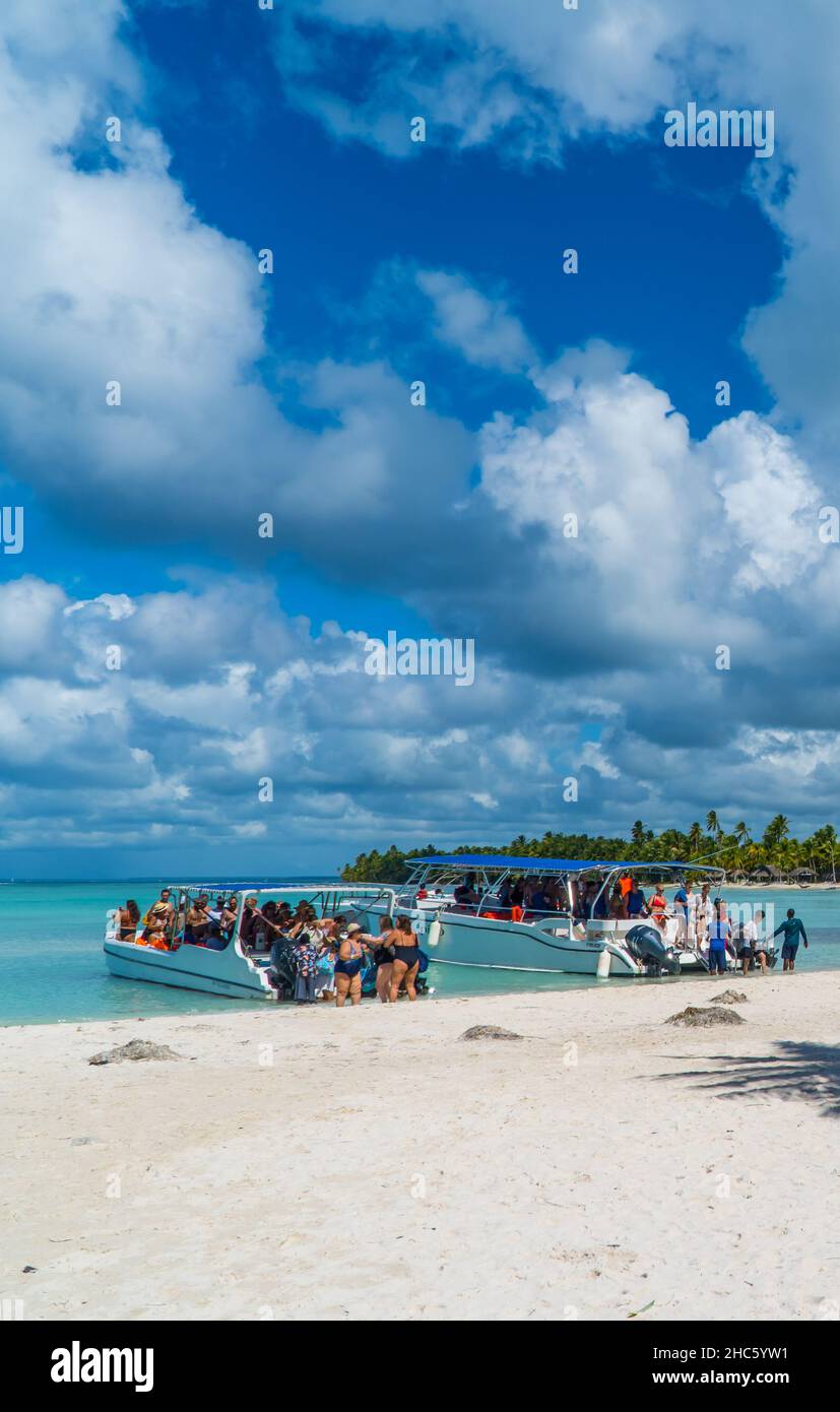 Foto verticale dei turisti che arrivano sulla spiaggia a Saona Island, Repubblica Dominicana Foto Stock
