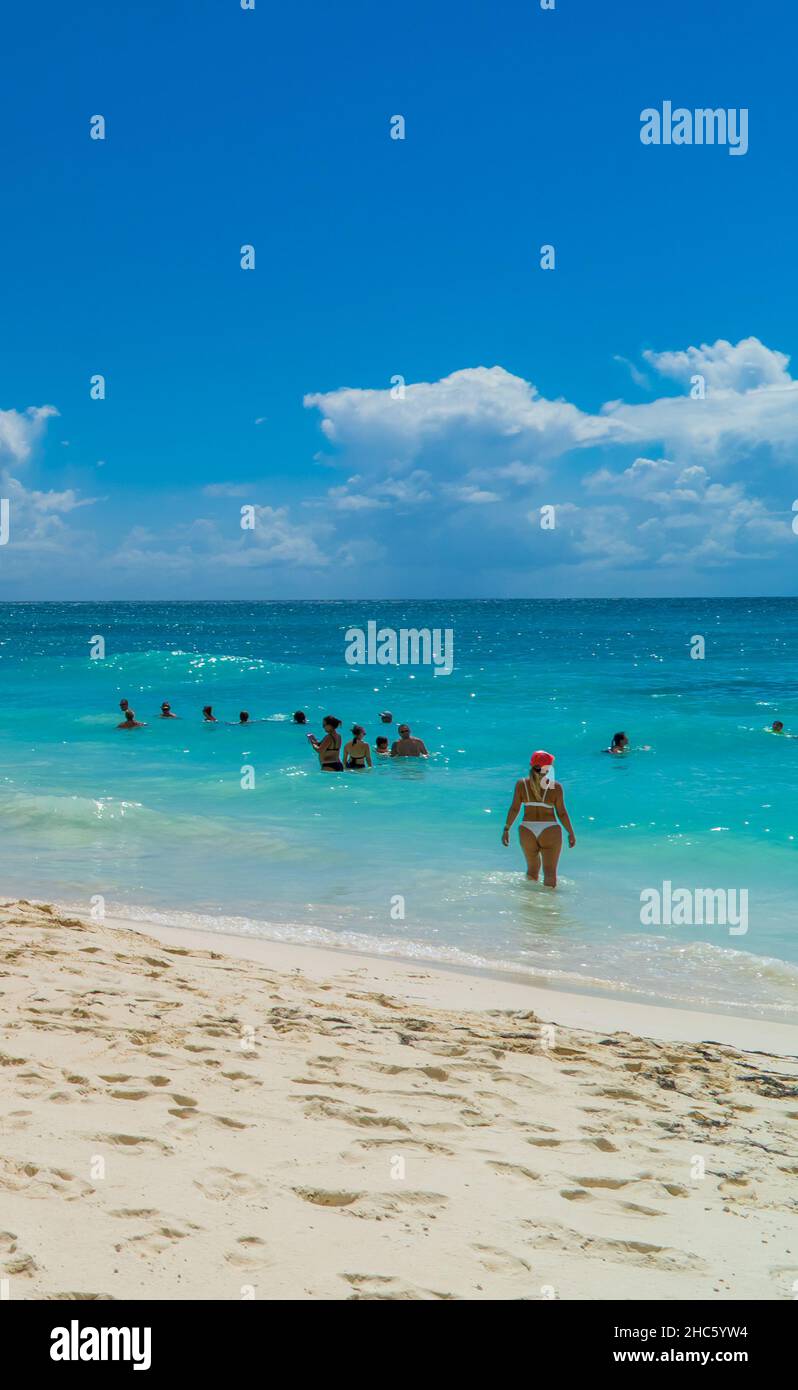 Foto verticale dei turisti che nuotano e si rilassano sulla spiaggia dell'isola di Saona Foto Stock