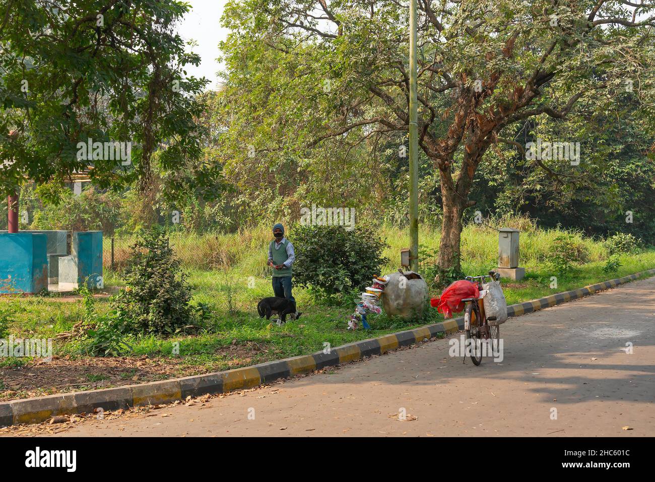Howrah, West Bengala, India - 24th Gennaio 2021 : detergente per giardino che raccoglie le materie plastiche da terra e immagazzina le stesse per trasportare indietro per lo smaltimento. Foto Stock